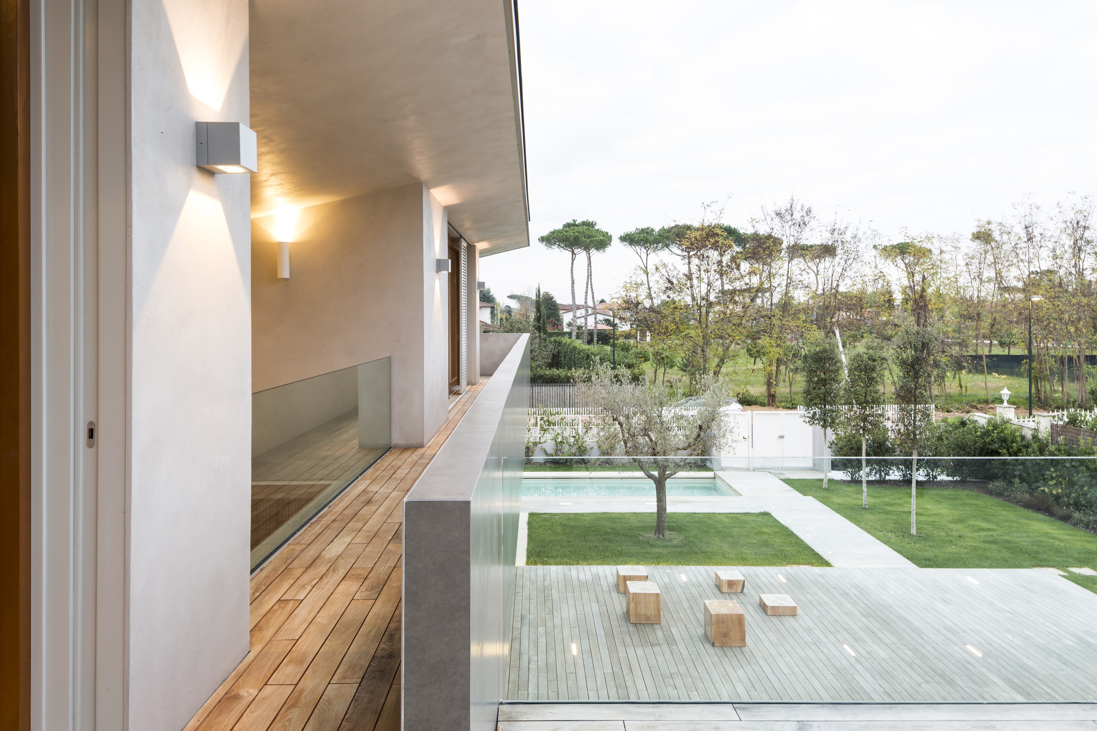 简练纯粹,自然光影交织的意大利别墅设计-3