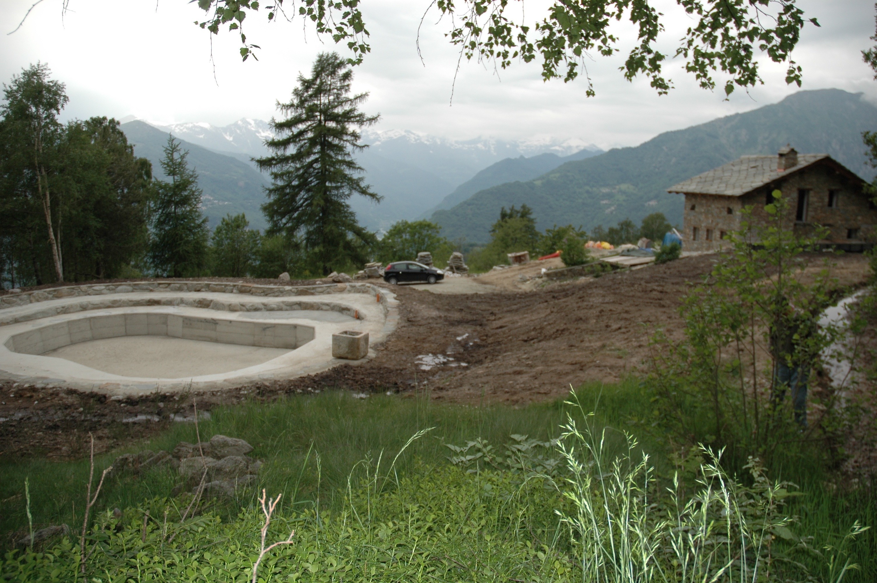 自然泳池边的生态住宅-8