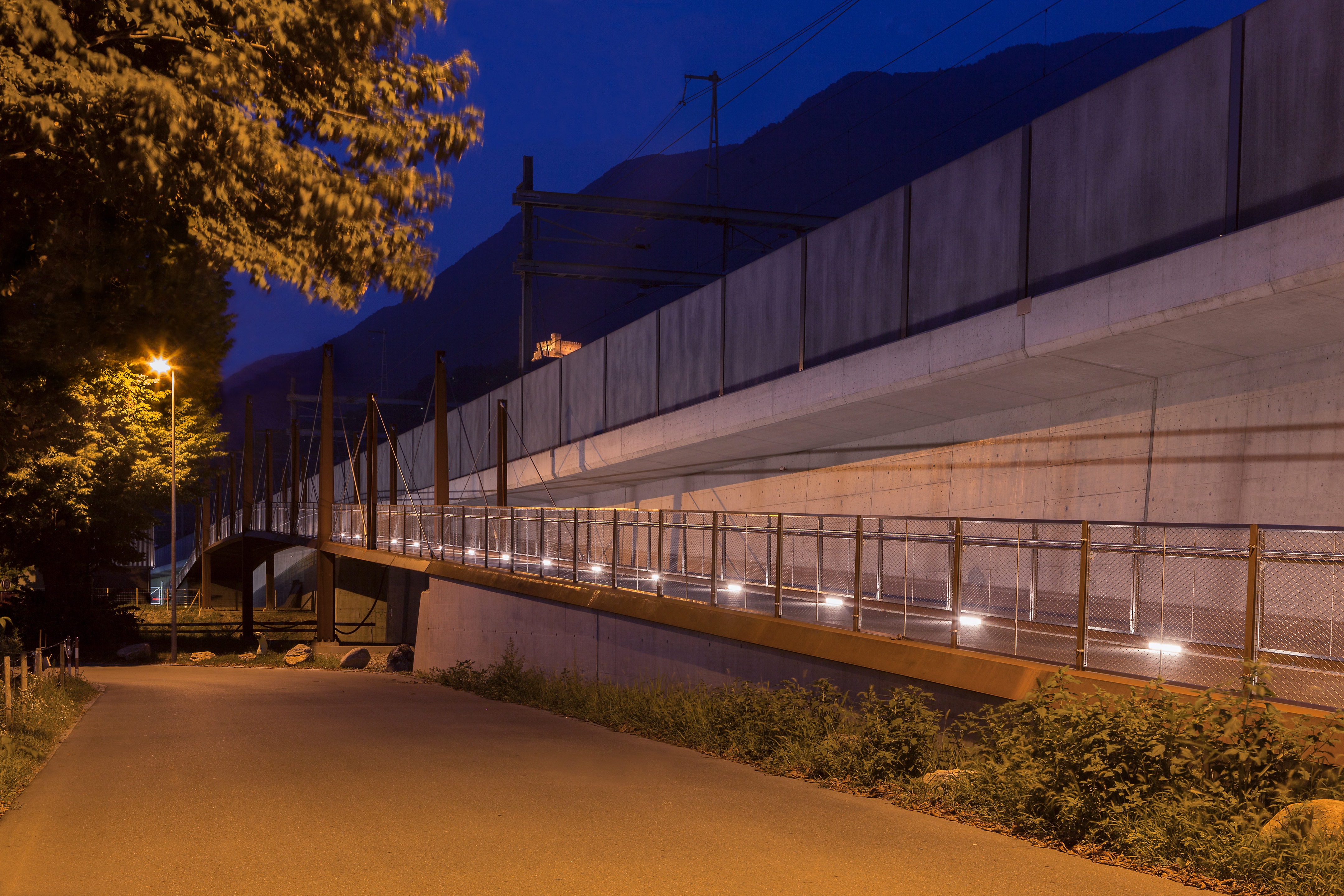 瑞士贝尔林佐市 Saleggi 人行天桥-5