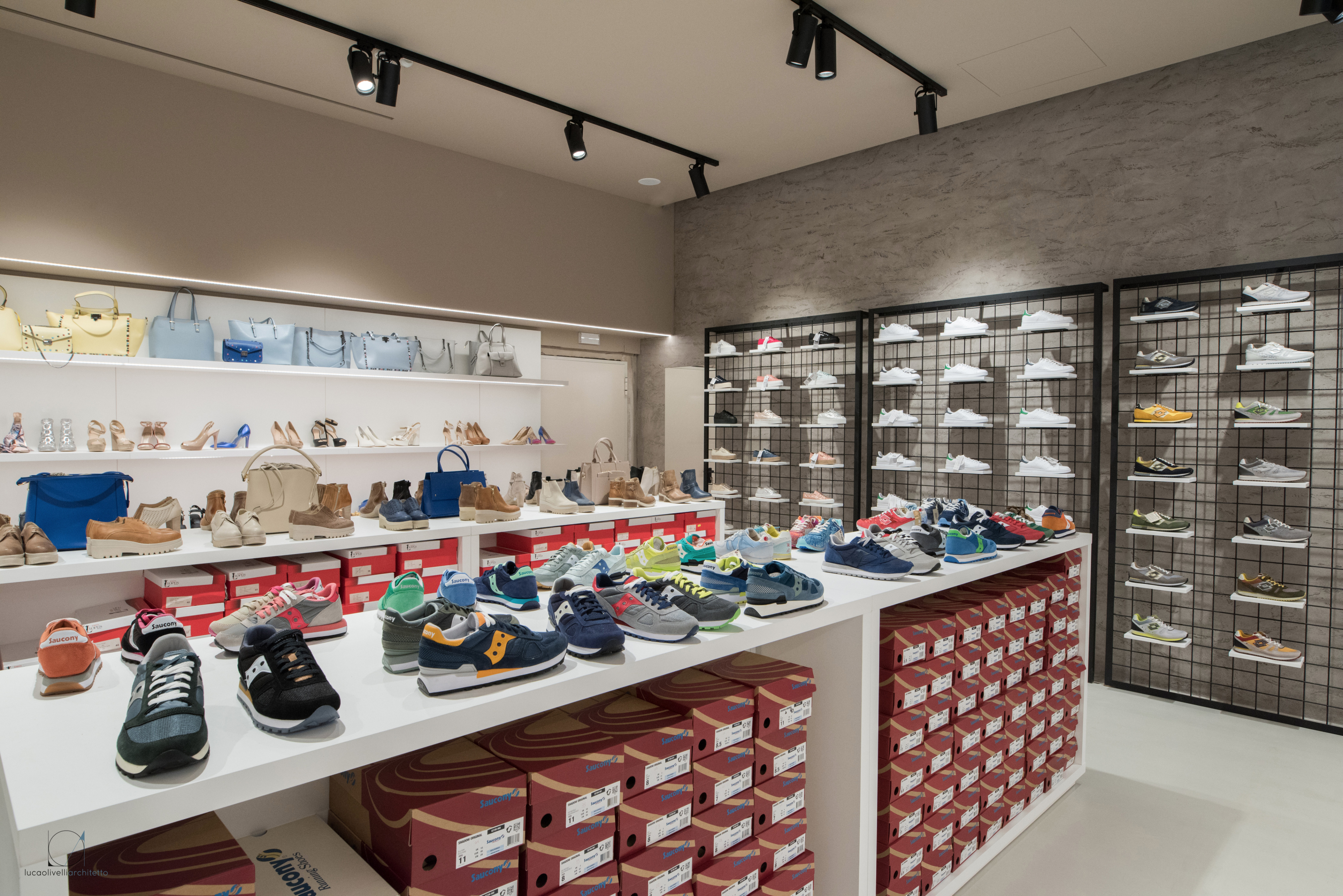 2018 年博纳科索品牌折扣店室内设计-11