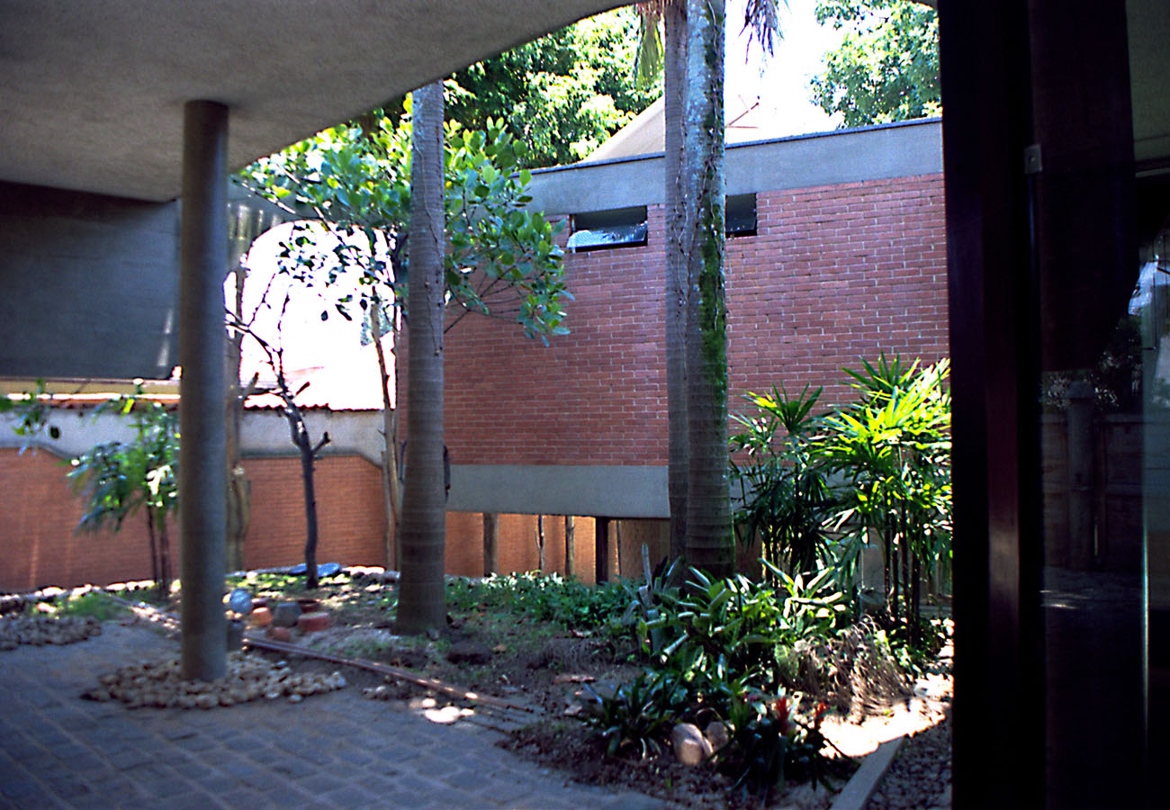 绿意盎然的家庭住宅-12