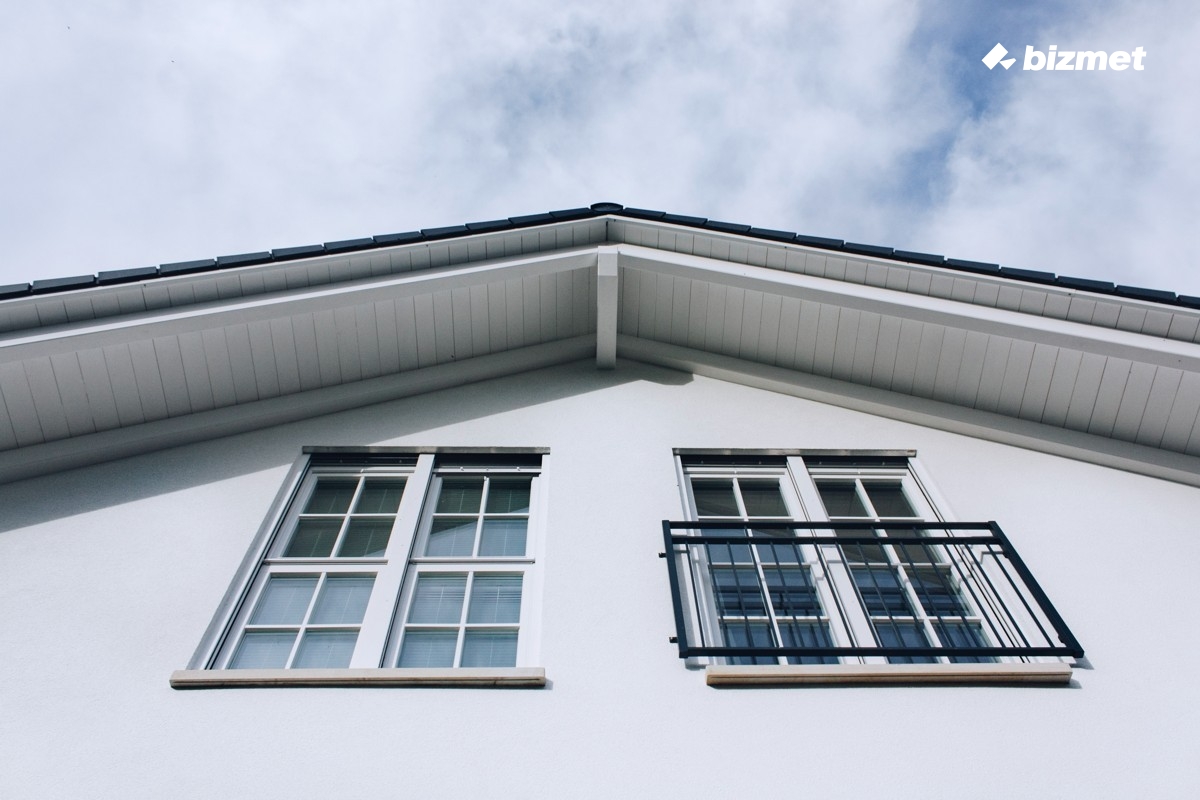 2016 年完工的木质门窗、车库门与砂岩窗台单户住宅-7