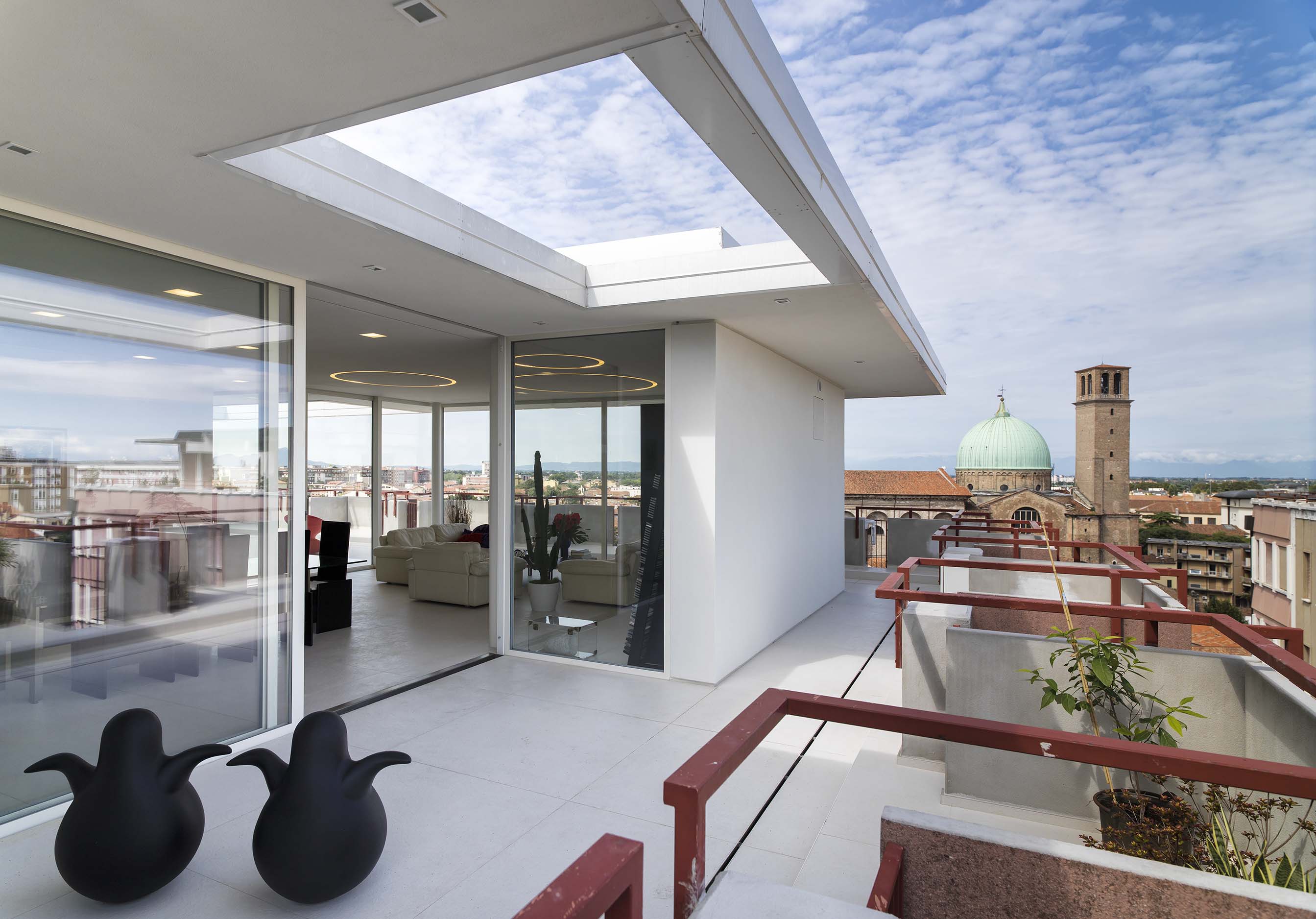 意式风情 Padova 顶层公寓的 360°全景视野-11