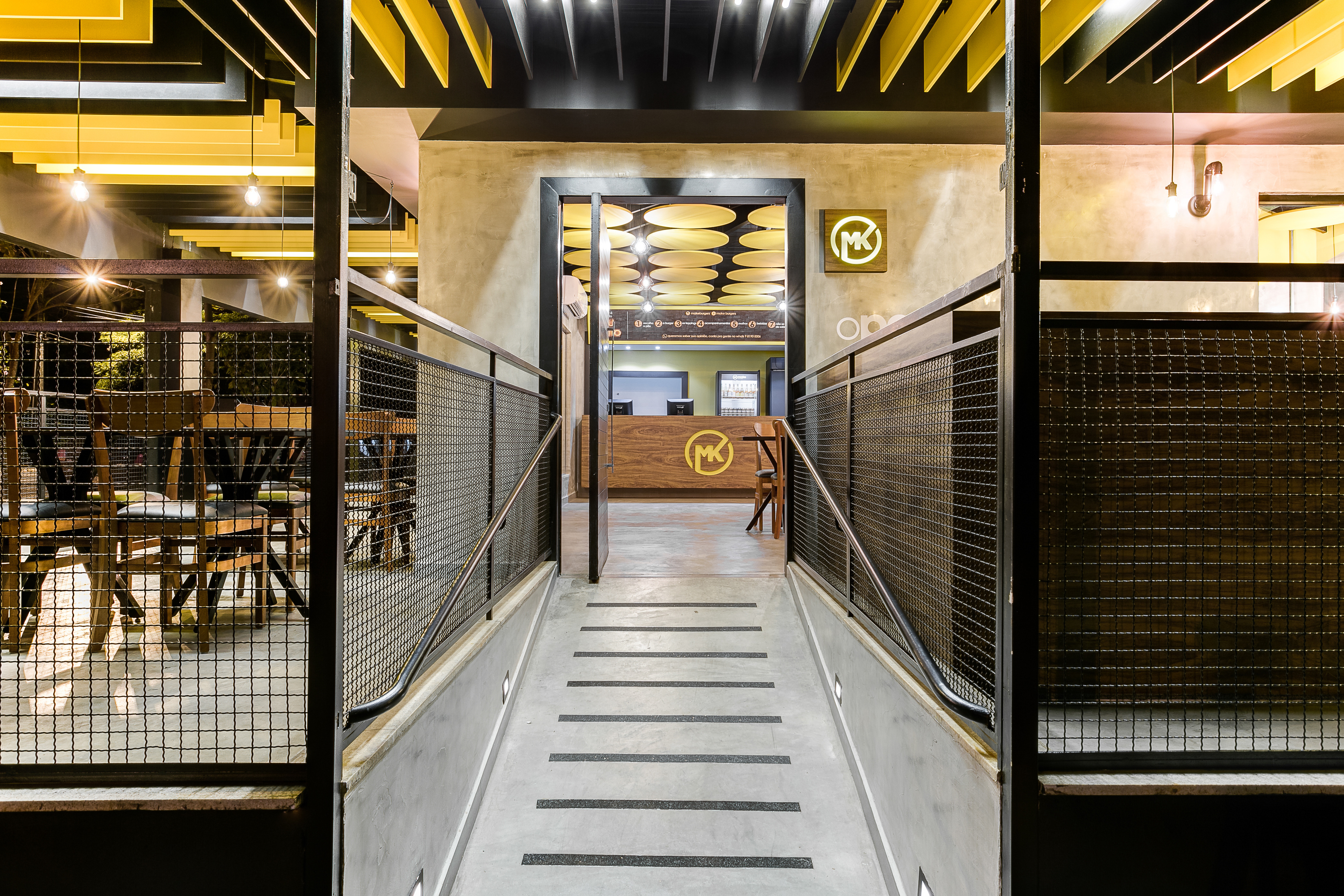 2017 年完成的汉堡店室内设计案例-9