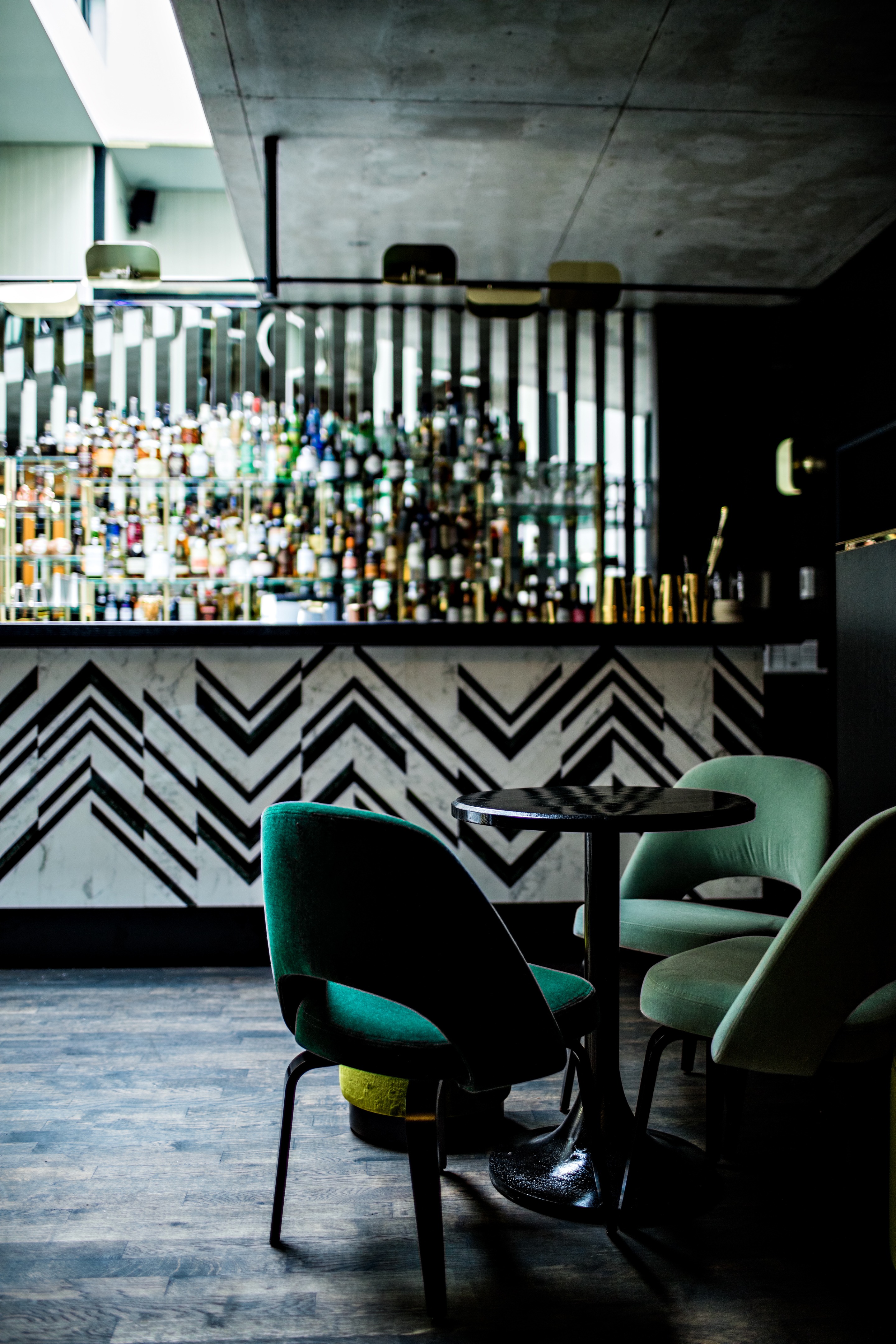 达罗科意大利餐厅 | 绿色印度大理石与黑色圣劳伦斯大理石的巧妙运用-2