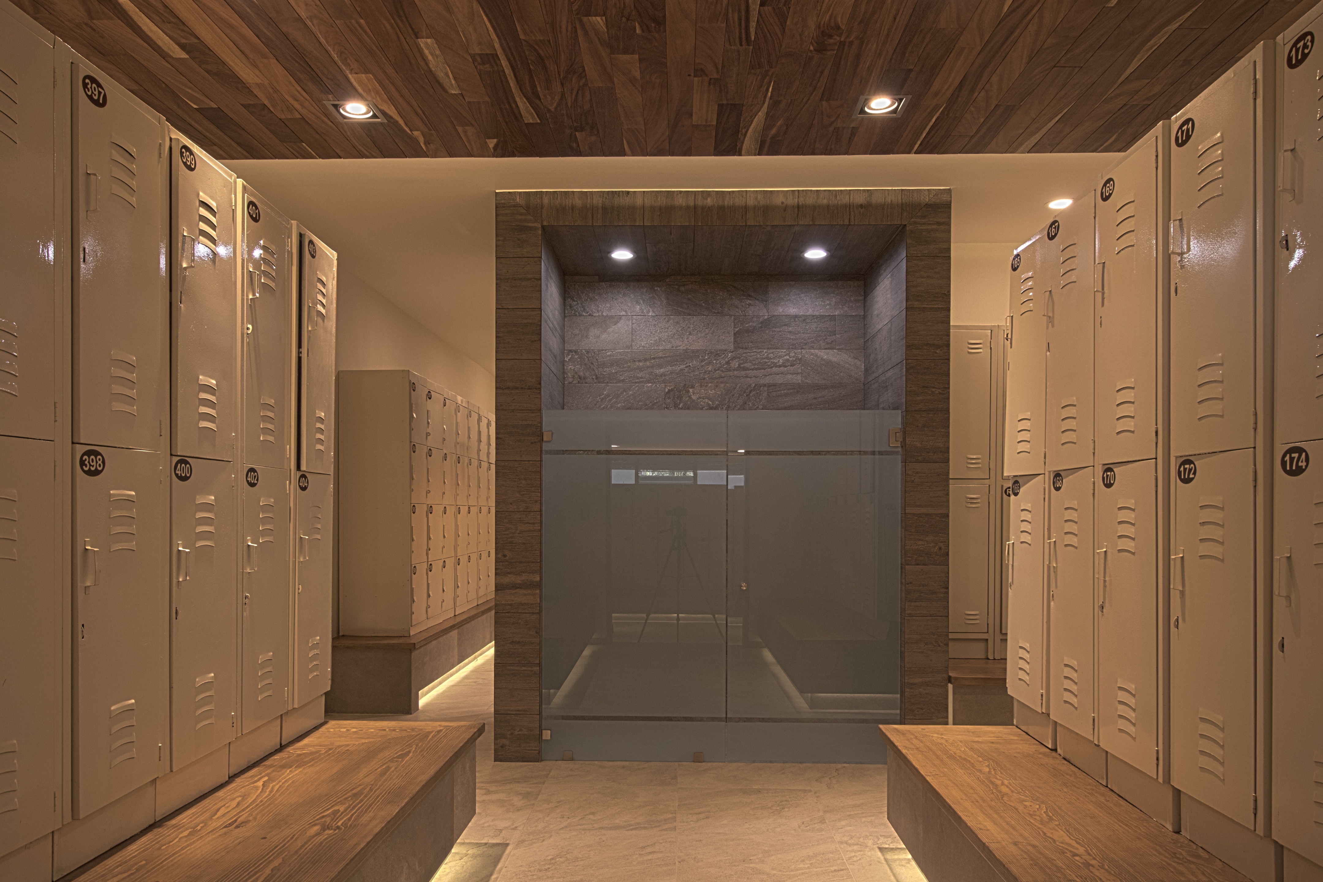 墨西哥乡村俱乐部拉斯·乌尔塔斯浴室和更衣室翻新-16