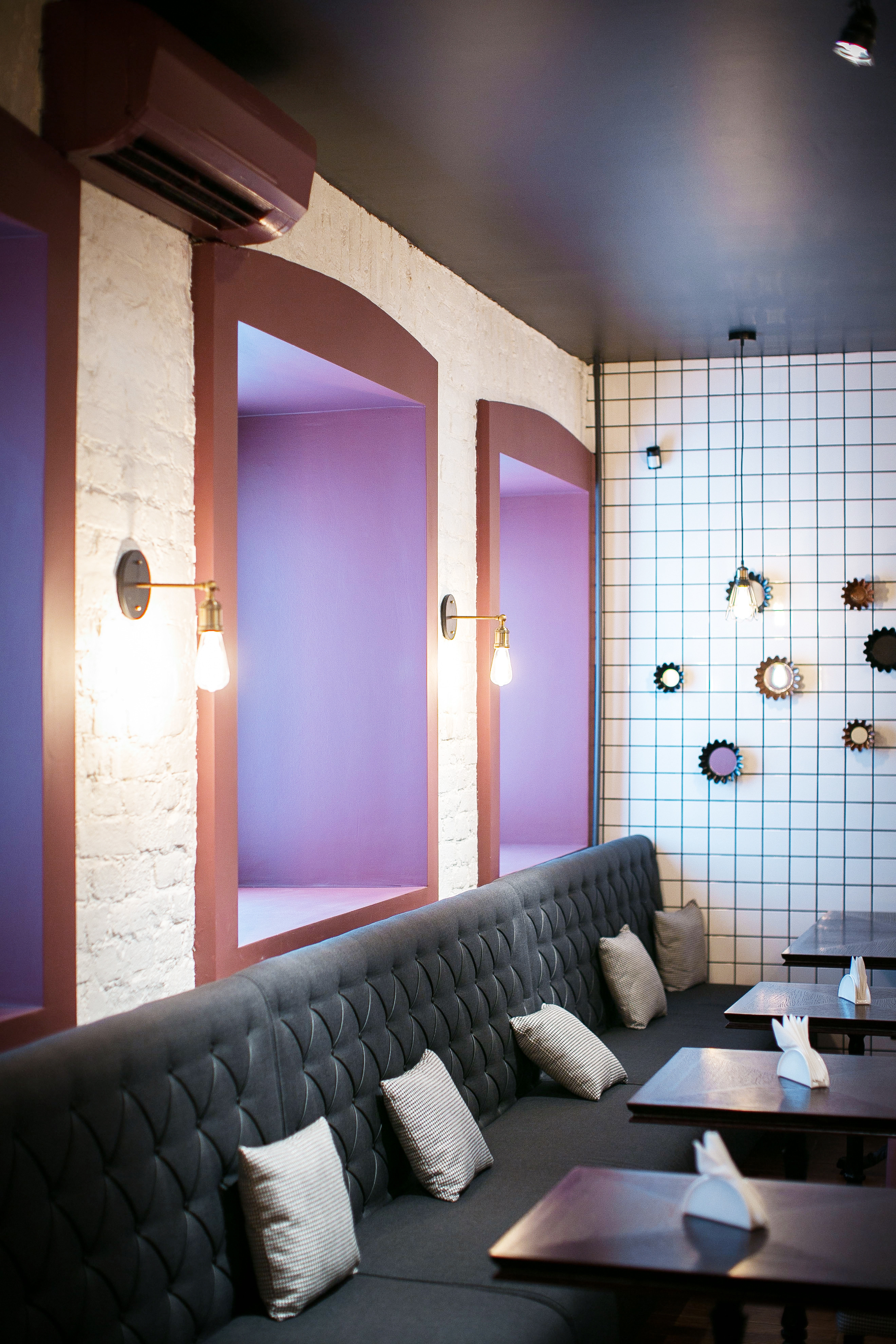 历史砖石与深色调的完美结合，打造温馨咖啡馆空间-10