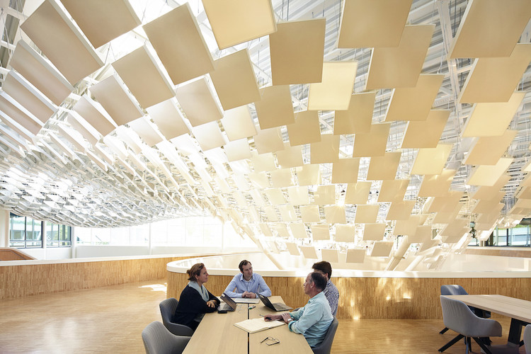 飞利浦照明总部中庭,熔岩设计的智能光“树”营造独特空间-31