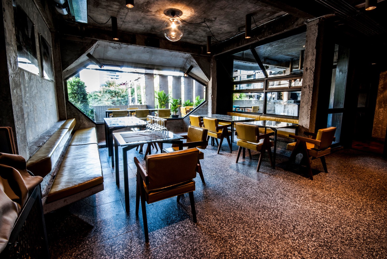 曼谷“过时”混凝土泰国餐厅,融入废弃背景的弹出式美食空间-14