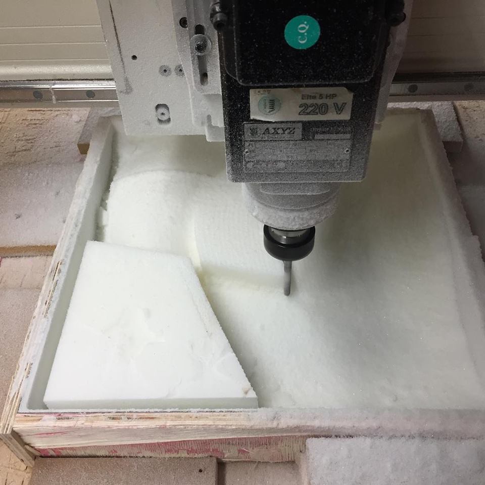 五块混凝土碑构建的抽象艺术装置-9