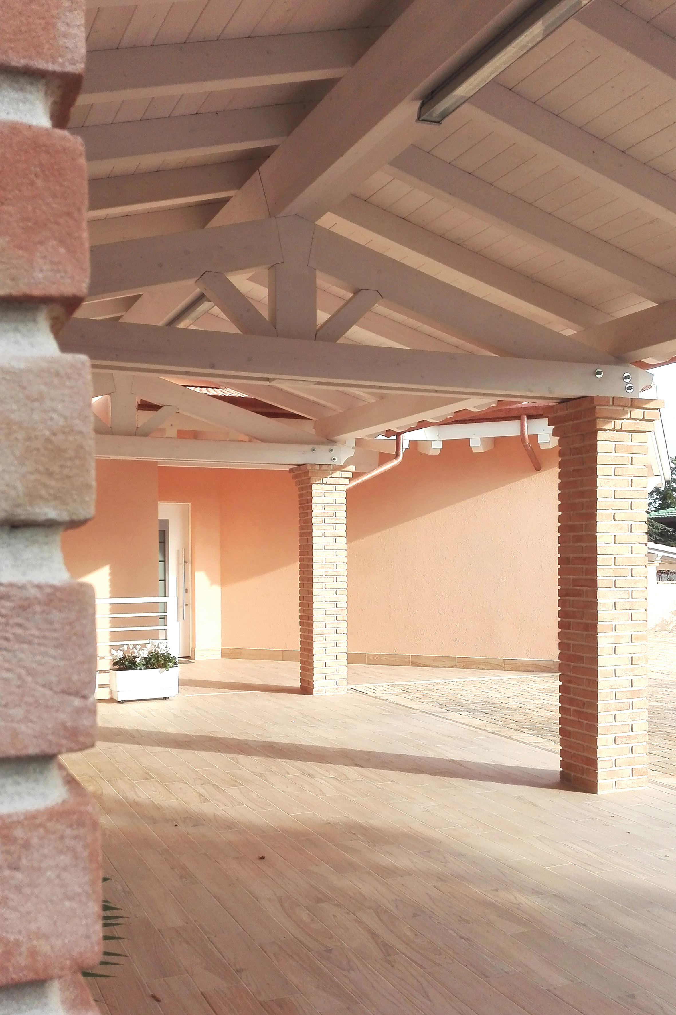 绿色山丘中的家庭住宅 T-9