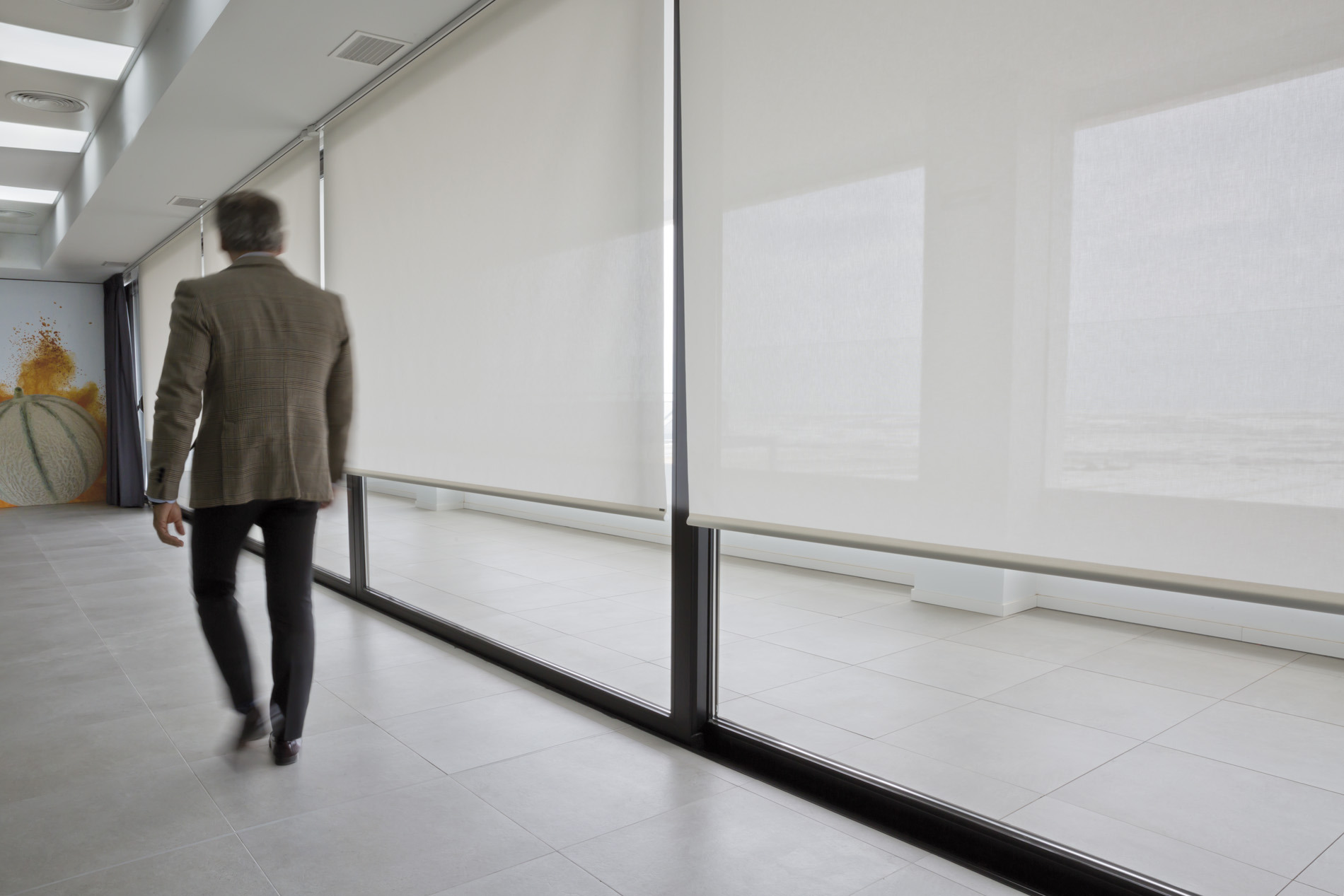 现代西班牙办公室的舒适卷帘设计-11