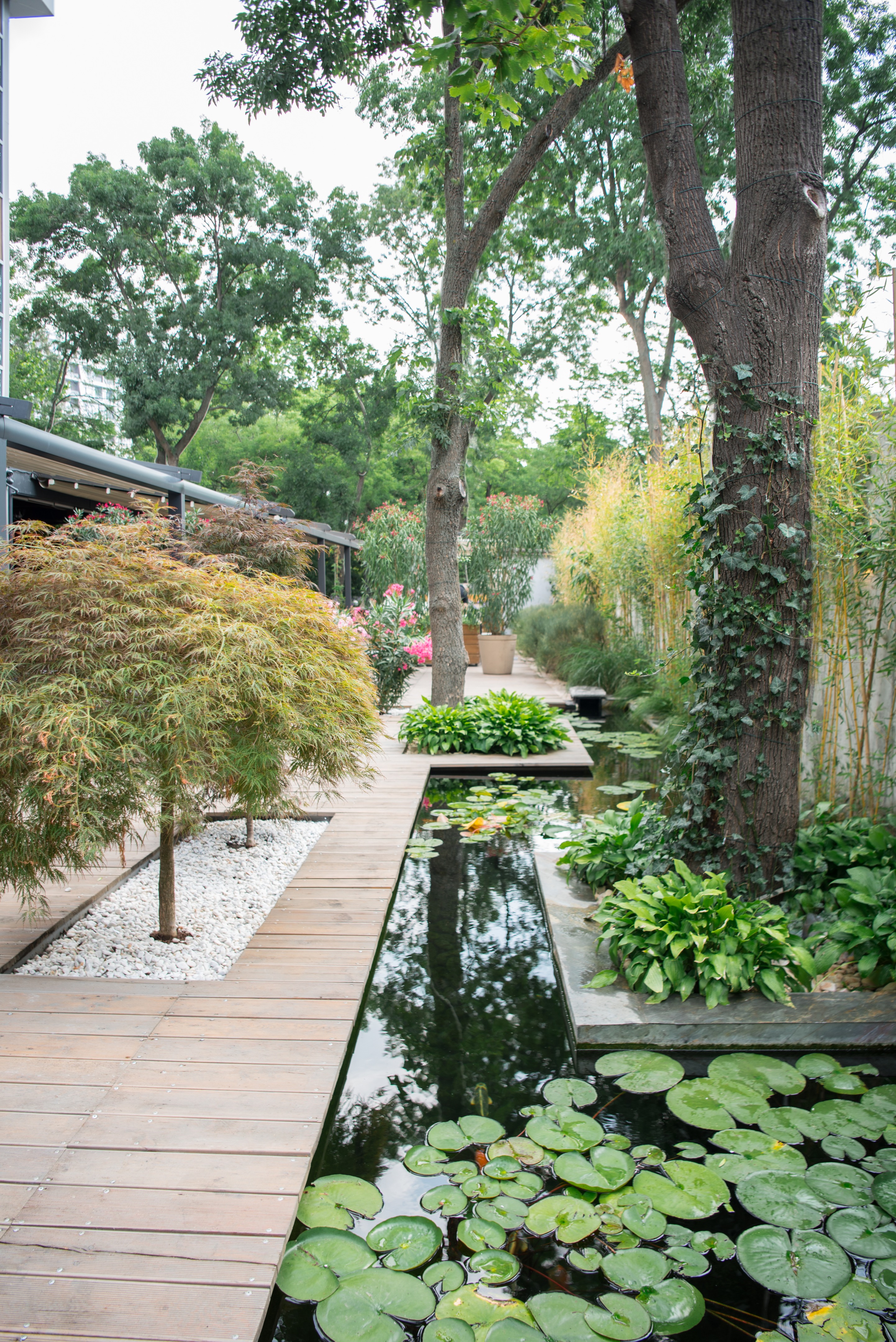 乌克兰 Azuma 餐厅露台 | 城市绿洲的餐饮空间-5