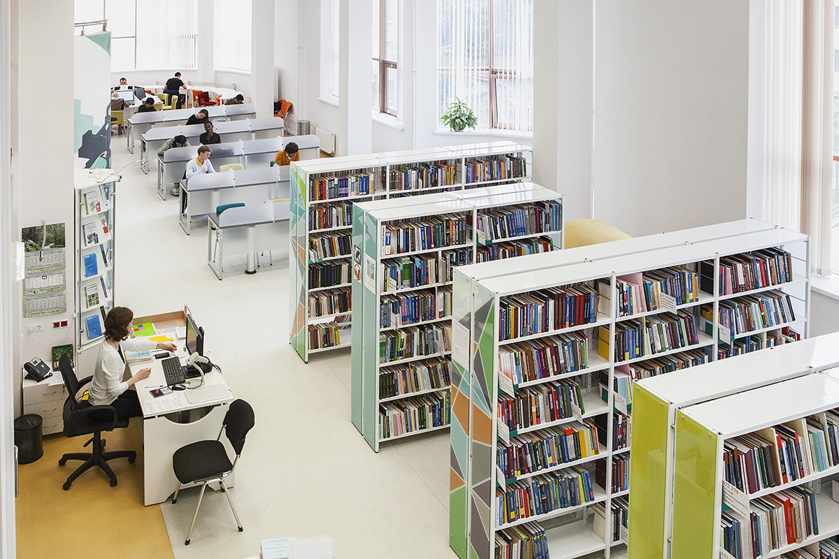 彩色科技油气场 · 州立石油天然气大学图书馆-6