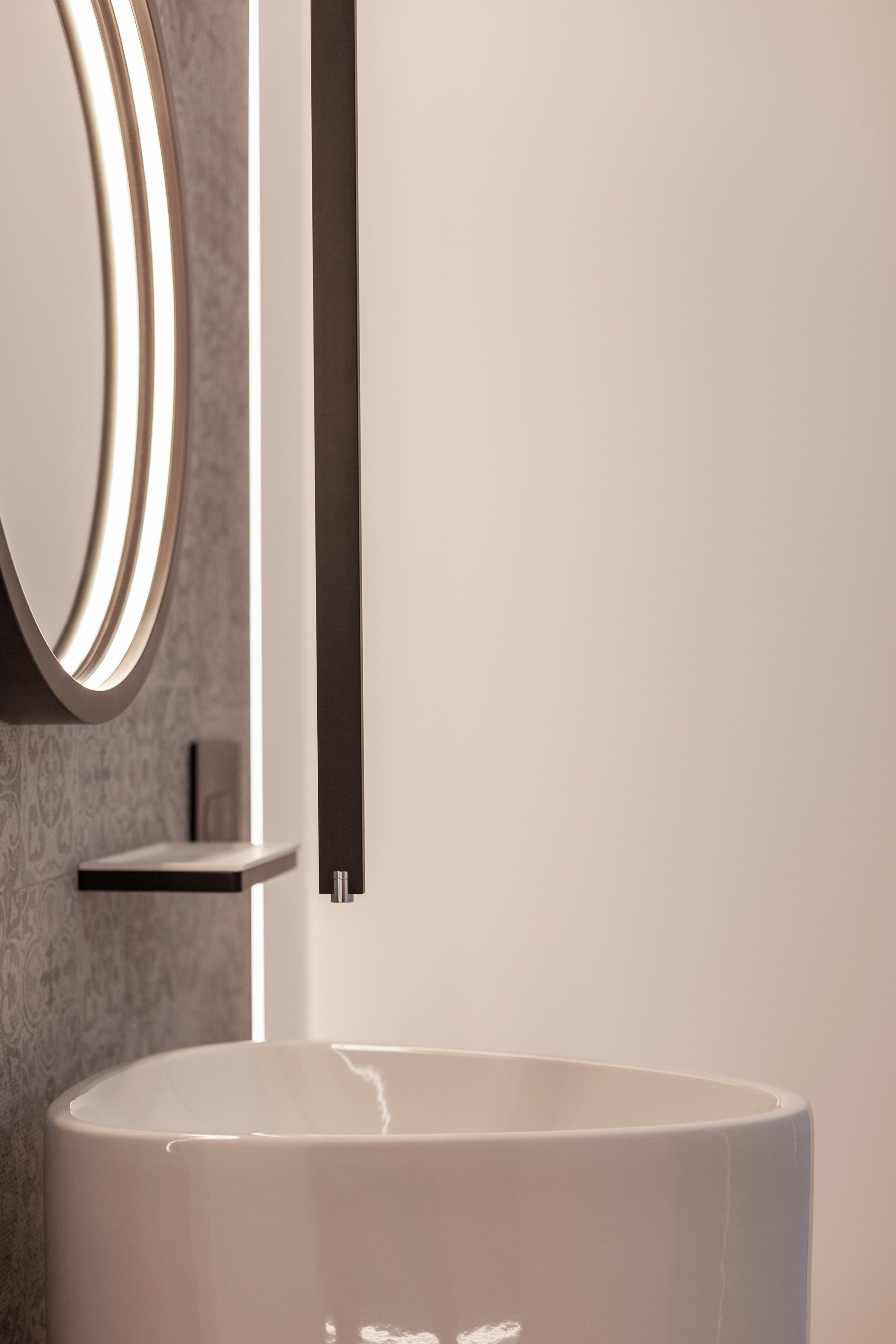 极简风格顶层公寓，温暖木质地板与经典黑白浴室设计-35