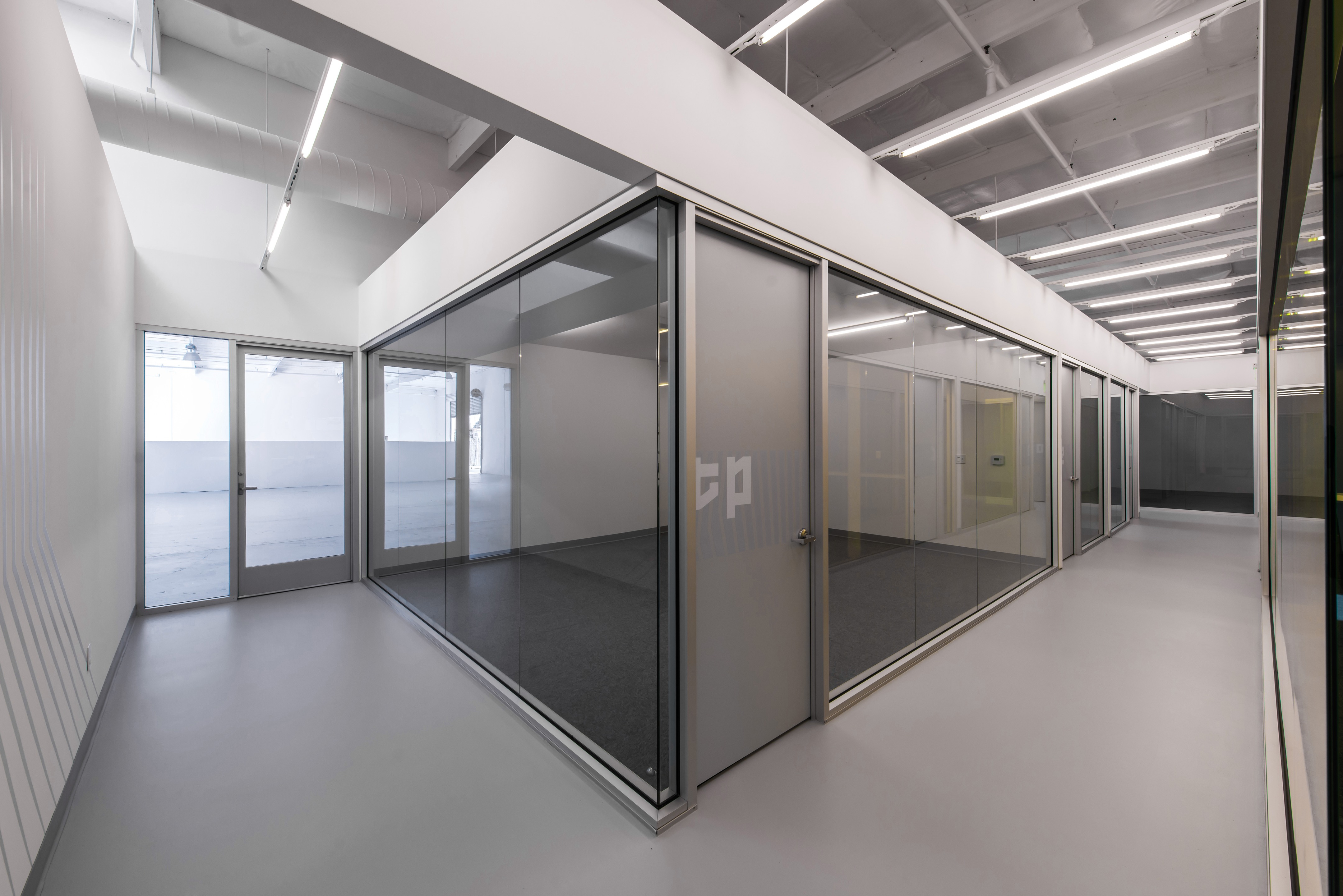 重塑工业遗迹 | Orange County 电子公司办公室设计-12