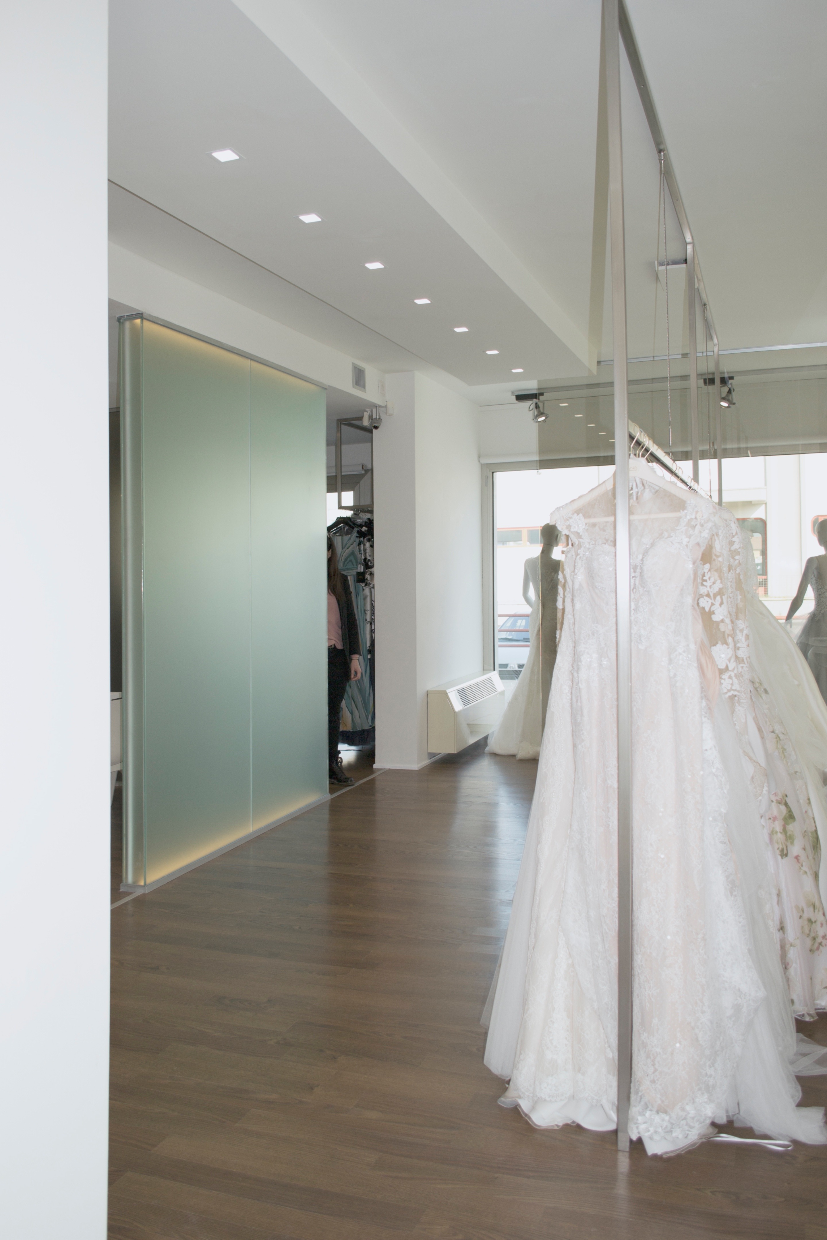 重塑 80 年代住宅底商，打造现代婚庆服饰店-2