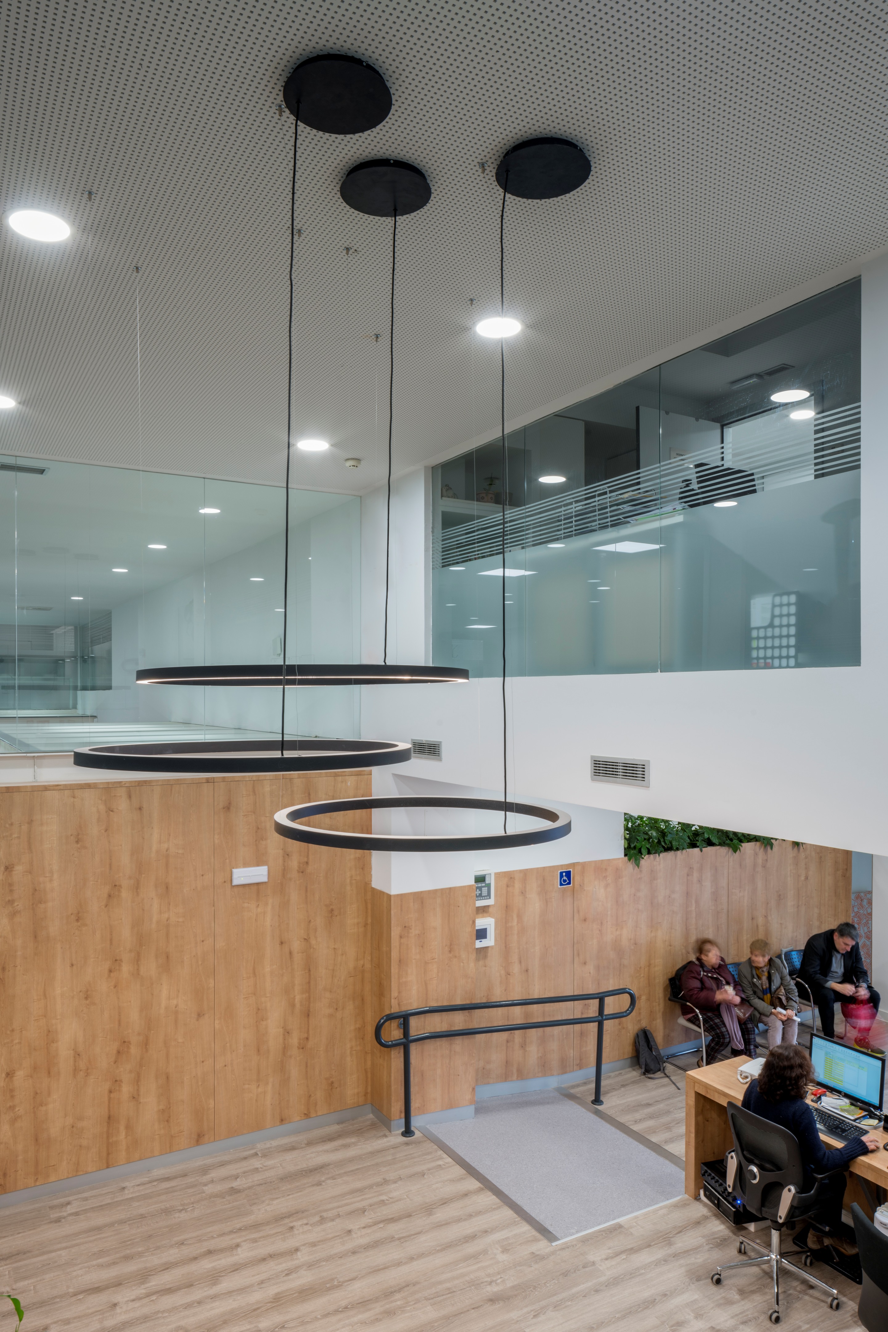 多功能康复中心 · 融入景观的城市医疗空间-4