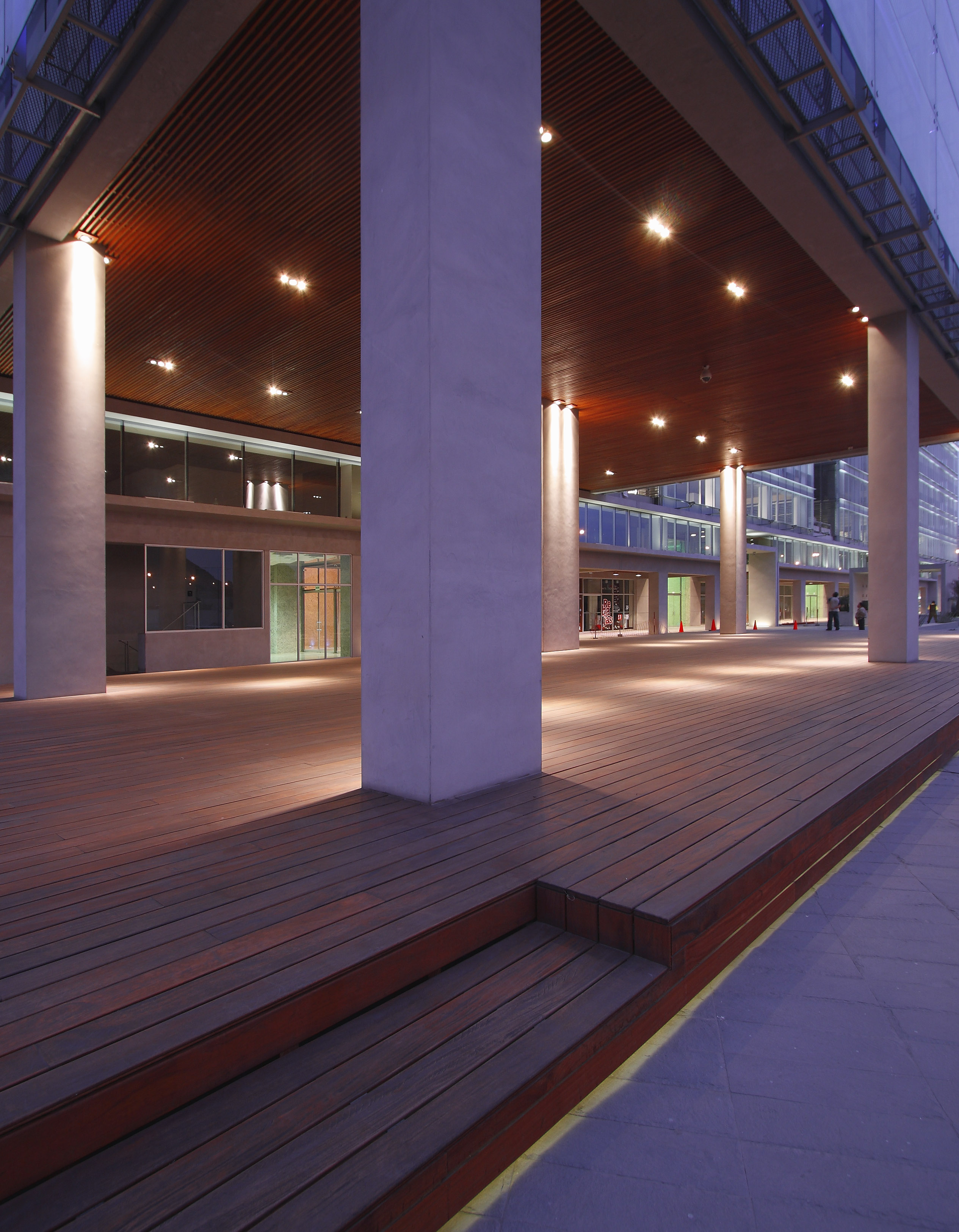 Centro Empresarial Cronos——现代办公建筑的绿色与功能融合-8