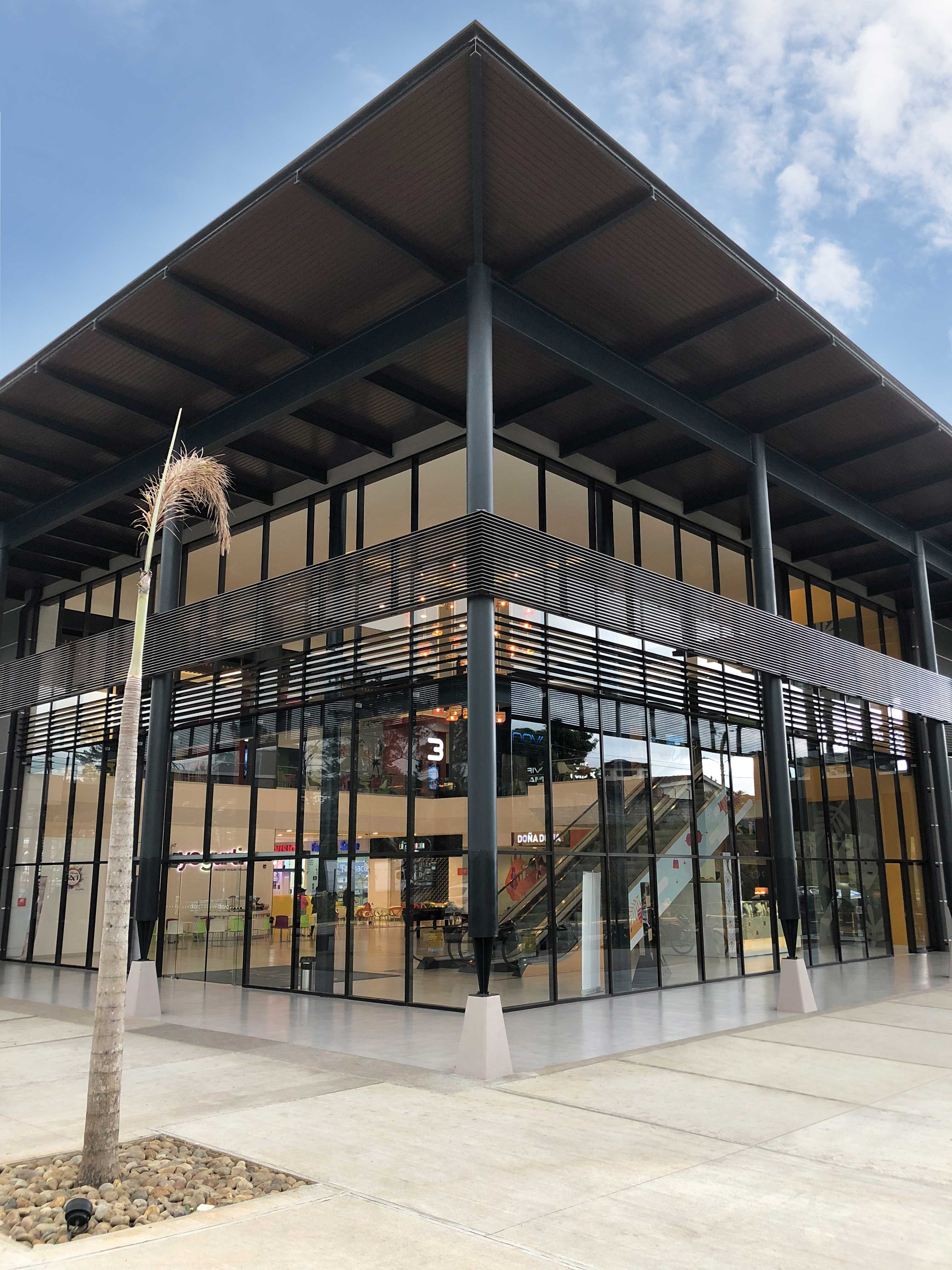 南美购物中心遮阳设计 | 舒适节能的铝制百叶窗-0