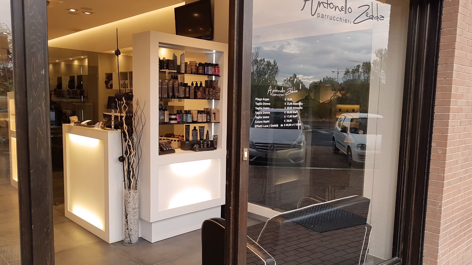 简约实用,色彩鲜明的理发店设计-5