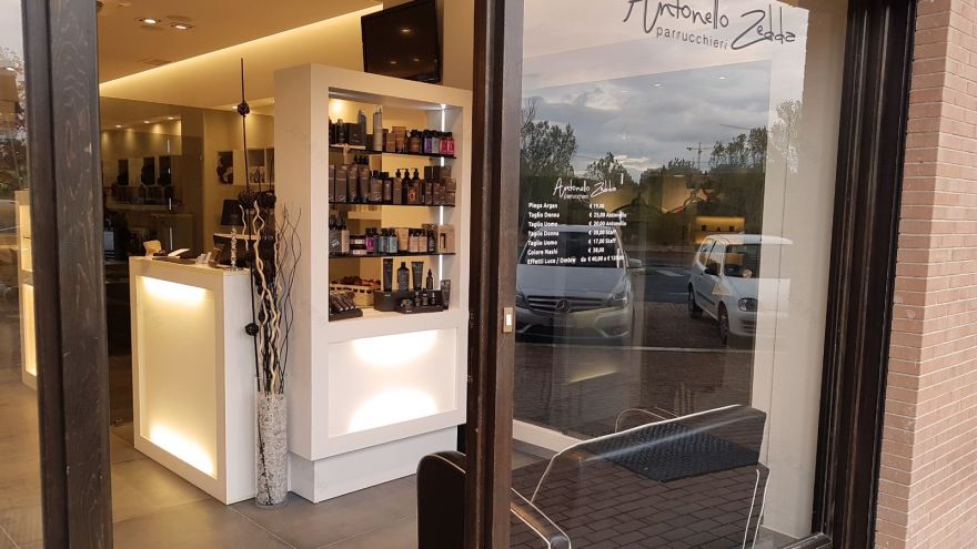 简约实用,色彩鲜明的理发店设计-5