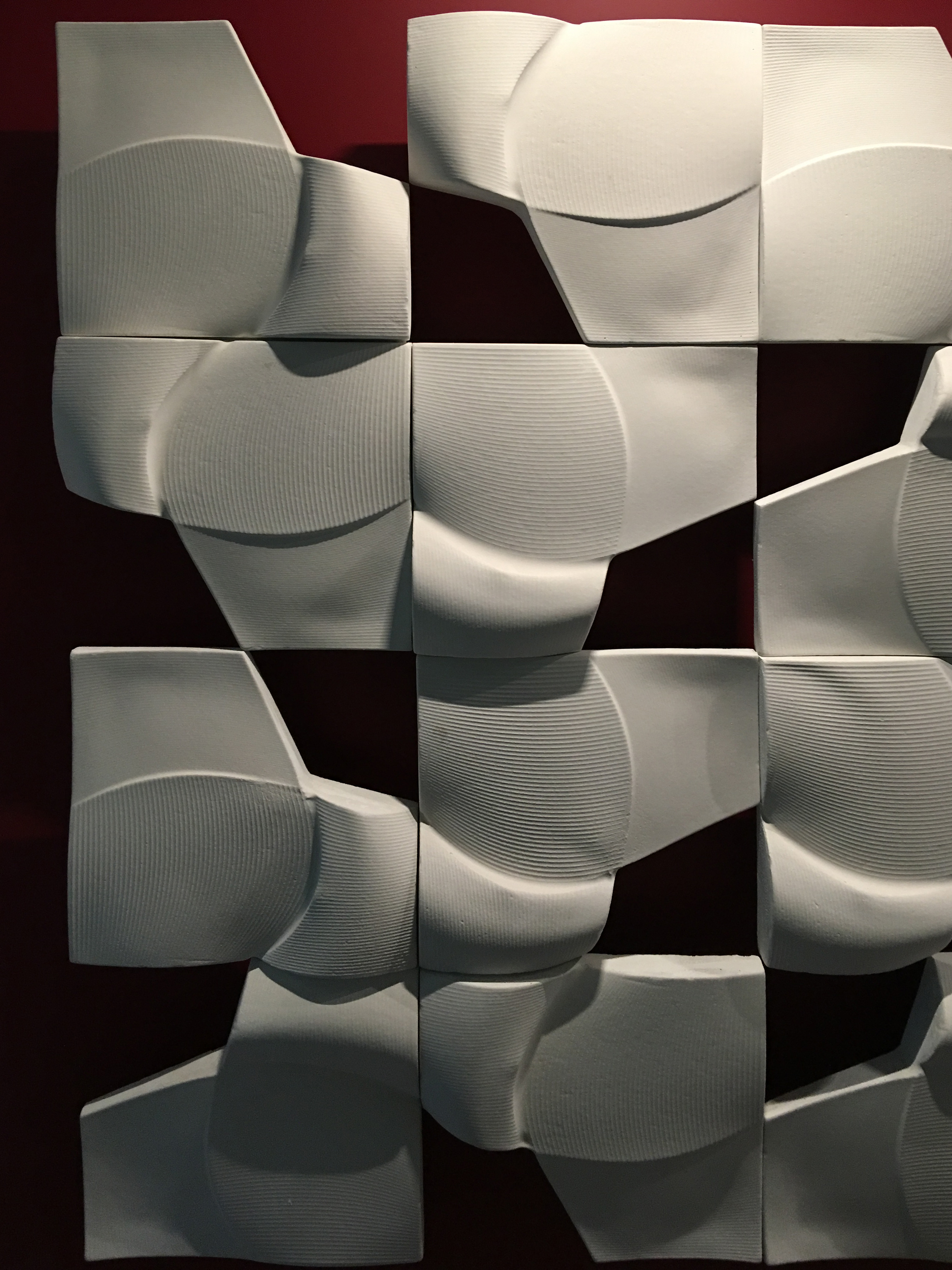 五块混凝土碑构建的抽象艺术装置-1