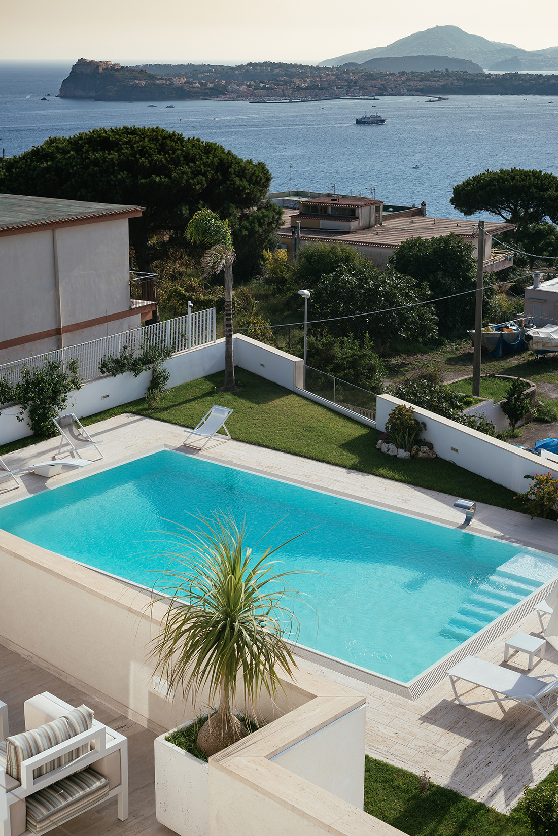 意式风情海滨别墅,现代简约之美-13