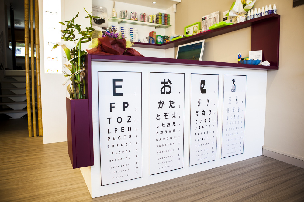 自然绿意融入的定制家具光学商店设计-18