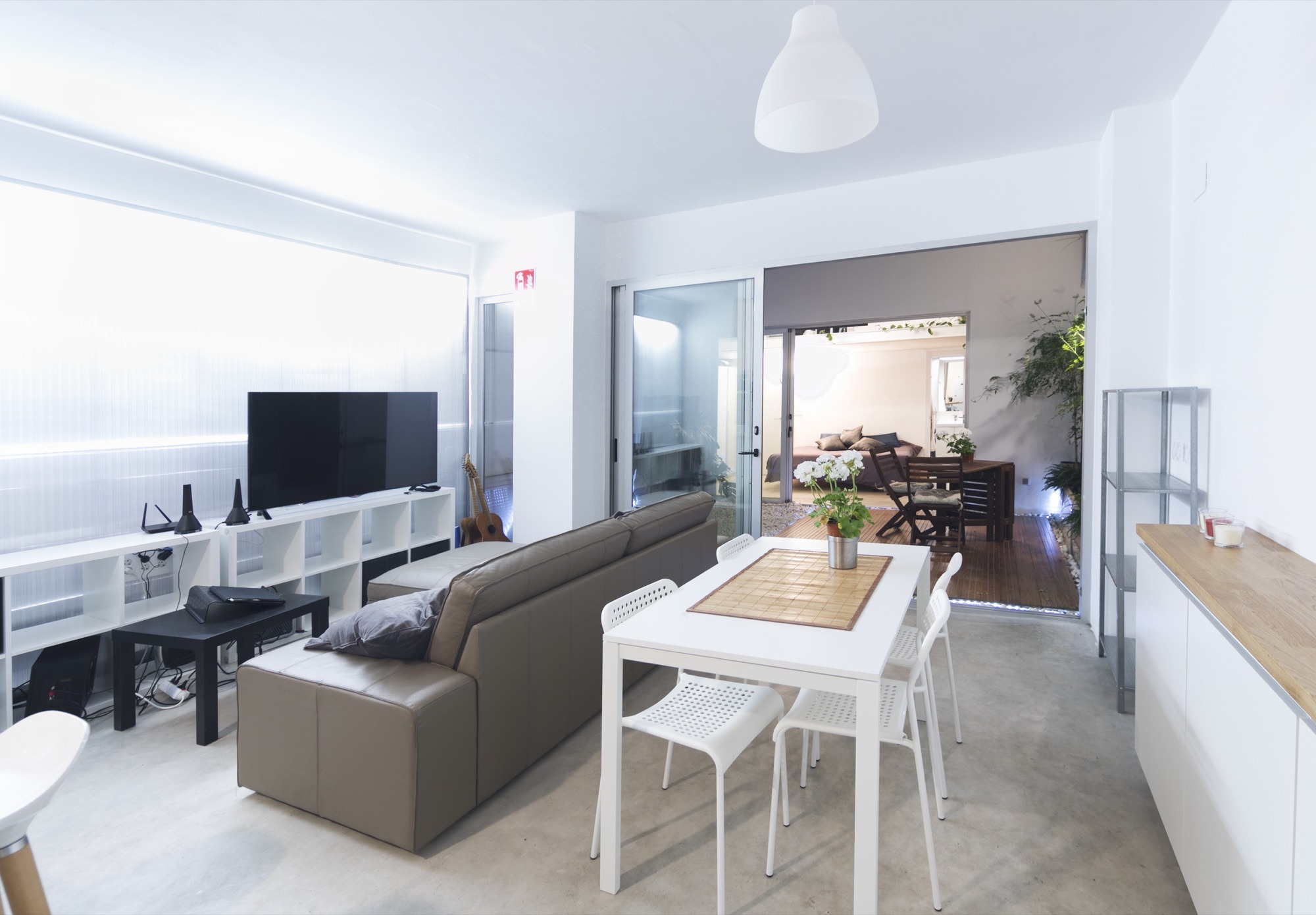 创新材料诠释 Ruzafa 社区精神的室内设计-10