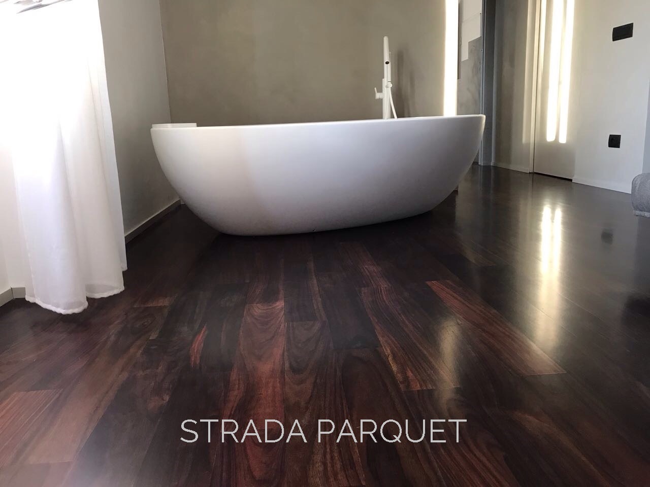 传统 Parquet Palissandro 地板打造政府机构及住宅空间-1