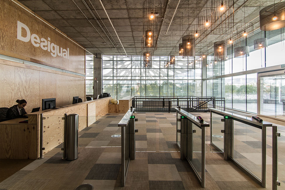 时尚品牌 Desigual 的物流中心与办公空间-10