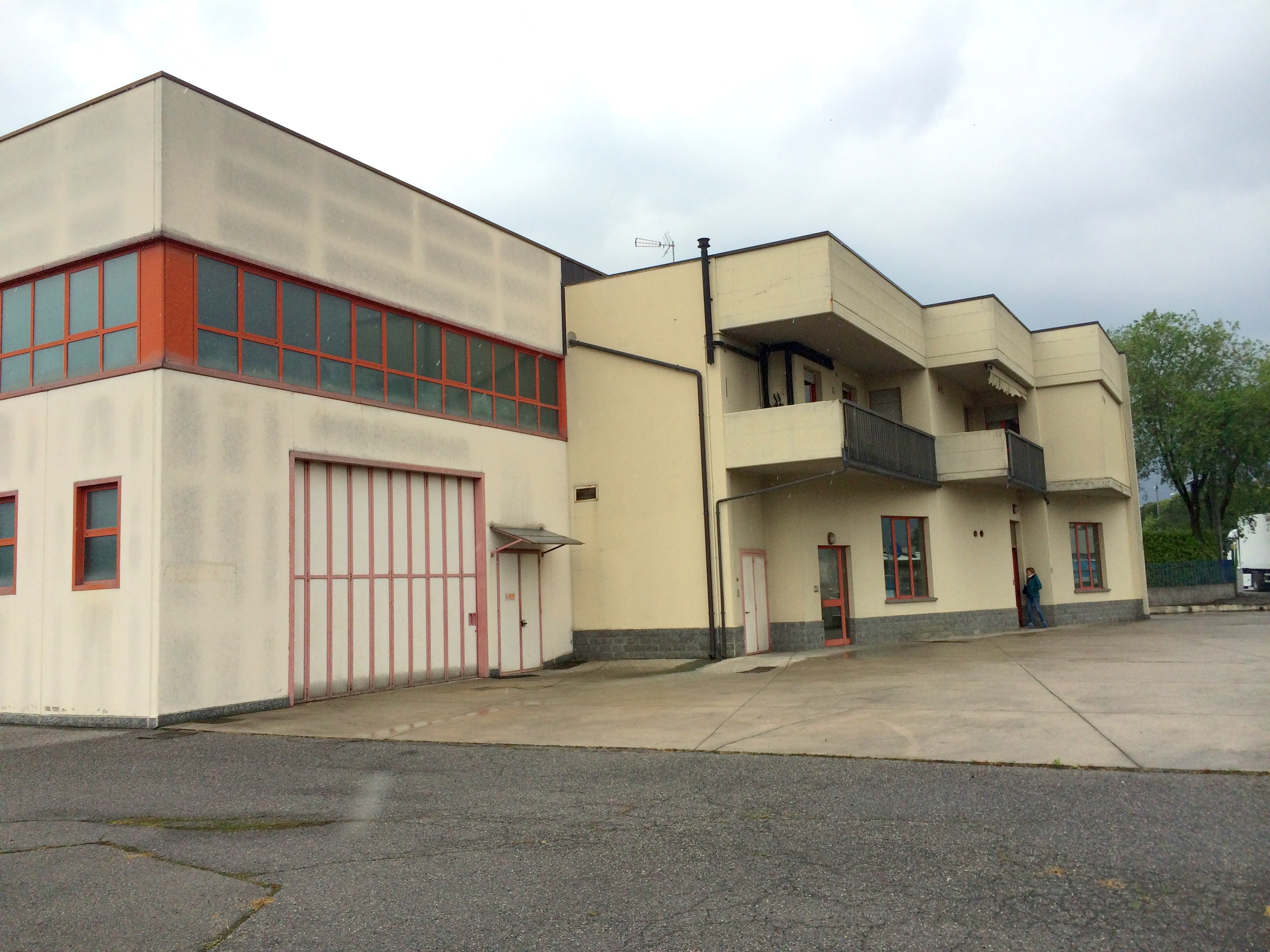 改造意大利厂房 打造现代汽车销售展示空间-26