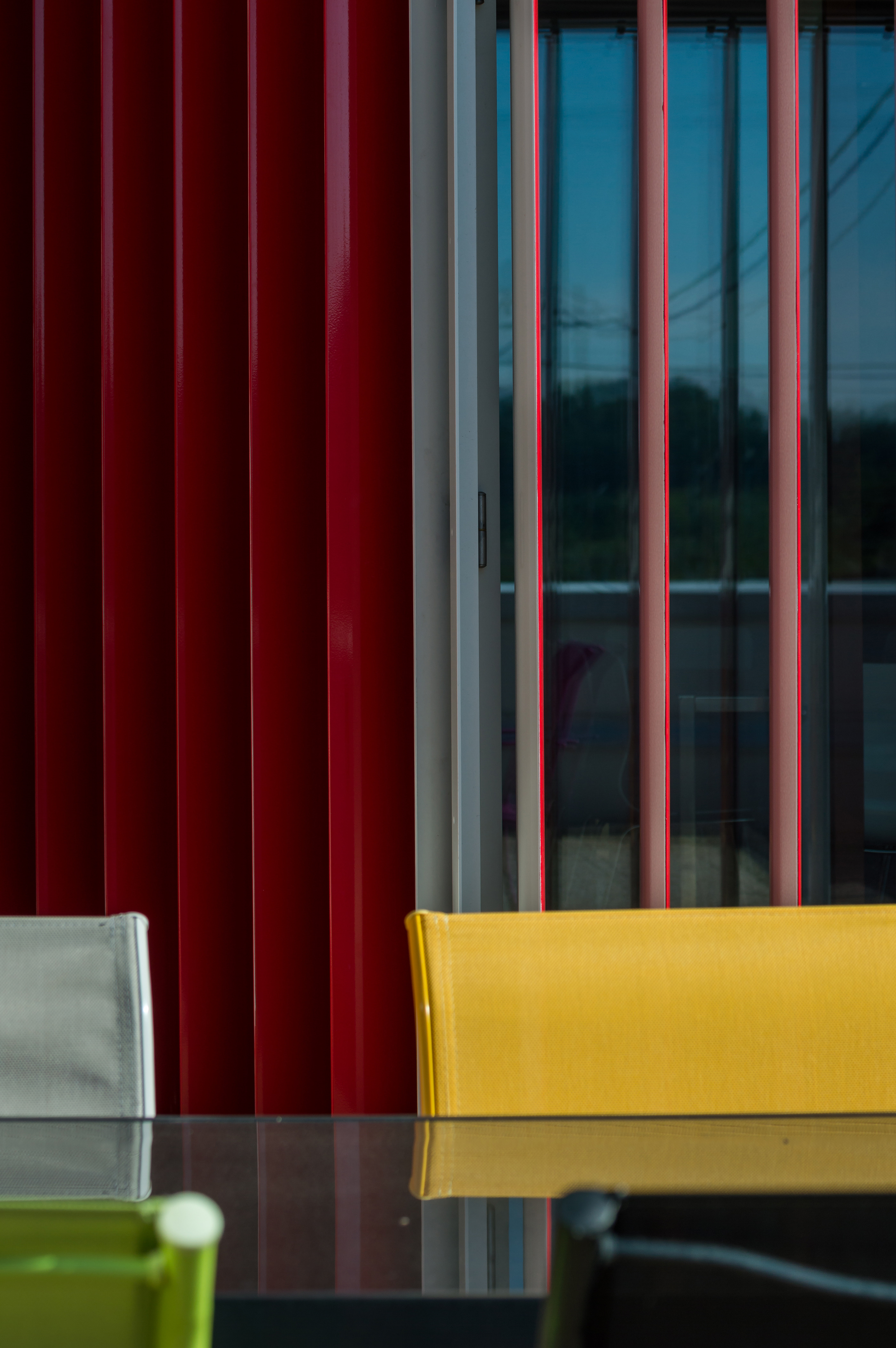 Red blinds on the new LZ Thermotrade Office by Krüllung-11