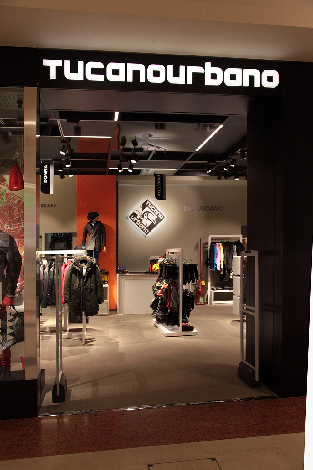 米兰风格都市骑行品牌店设计-9