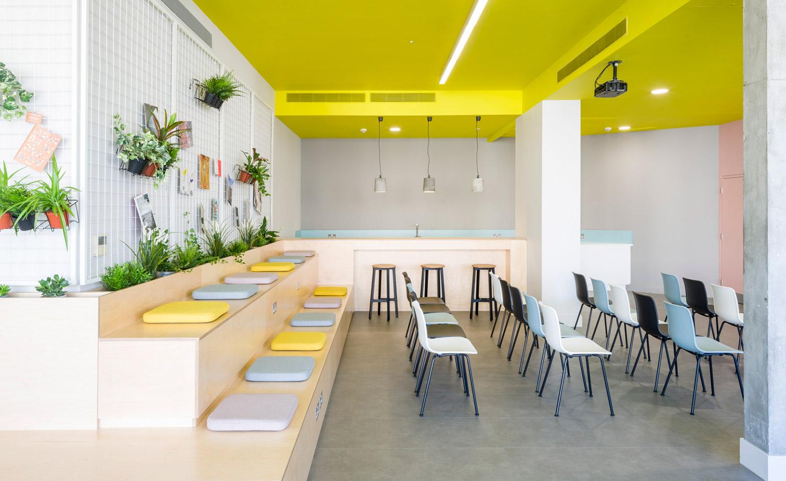 伦敦斯蒂芬·劳伦斯中心打造多彩合作空间-1