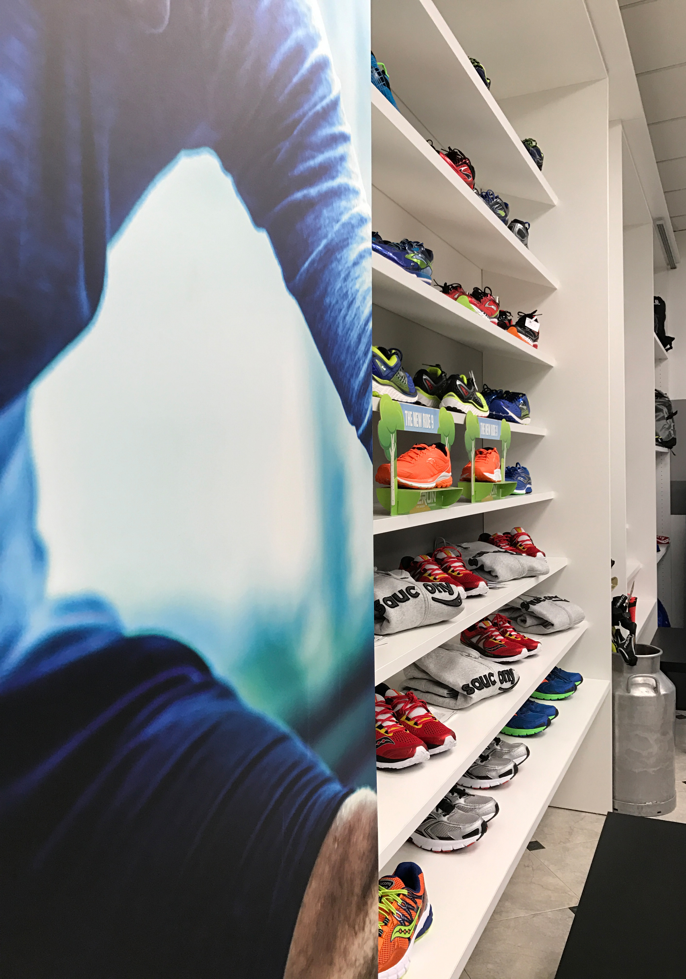 运动鞋专卖店设计-2