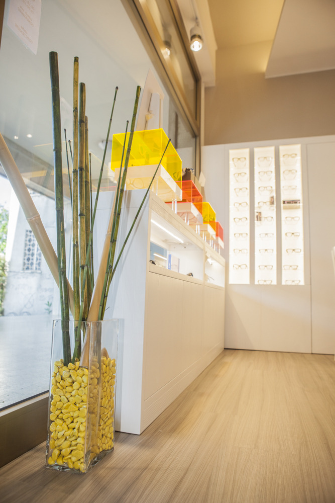 自然绿意融入的定制家具光学商店设计-3