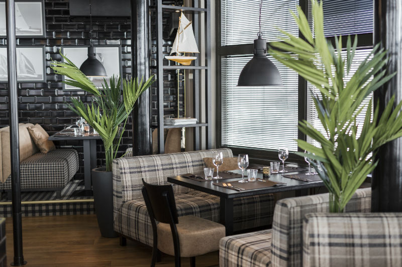 芬兰最大游艇码头餐厅翻新，打造年轻时尚的海鲜牛排馆-7