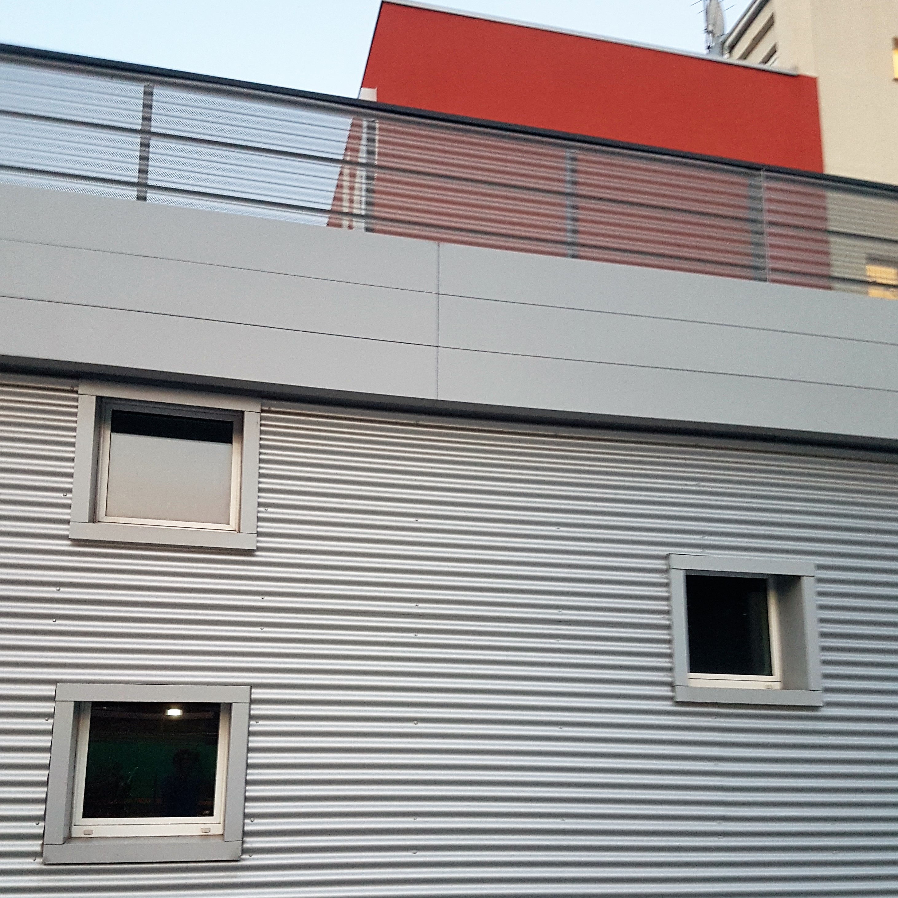 波浪型金属立面打造动感体育中心-16