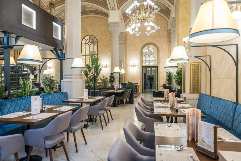 布达佩斯百年建筑中的现代餐厅-8