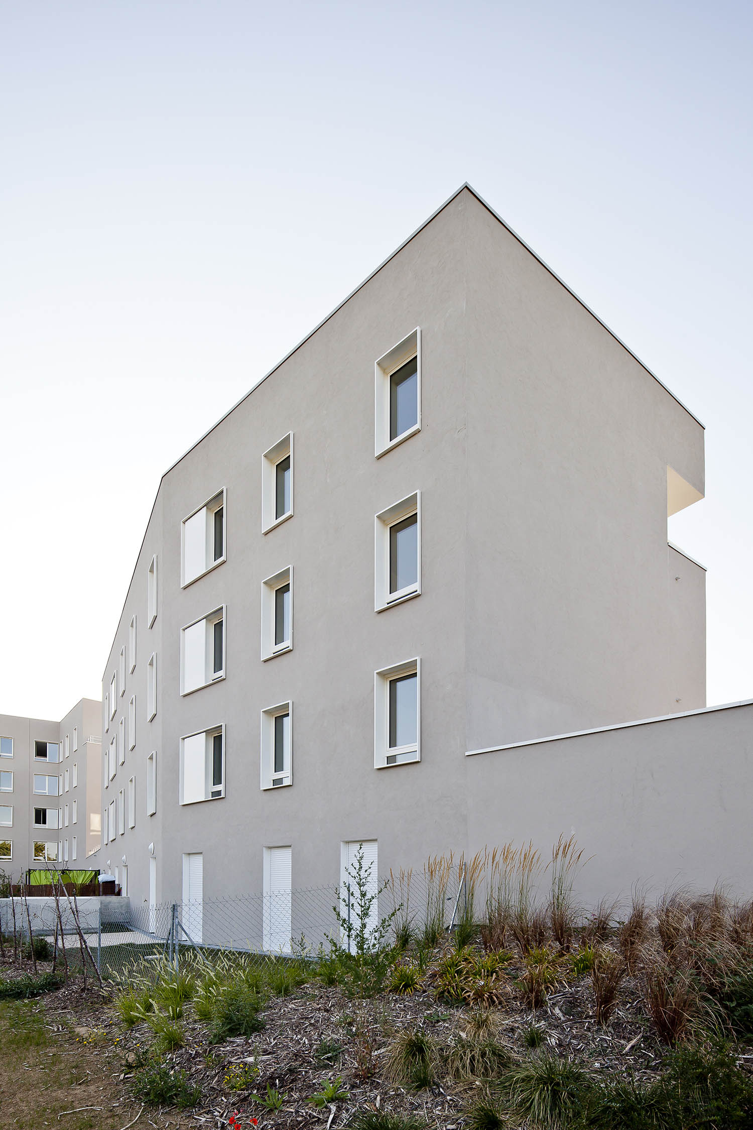 融入城市肌理的绿色住宅设计-10