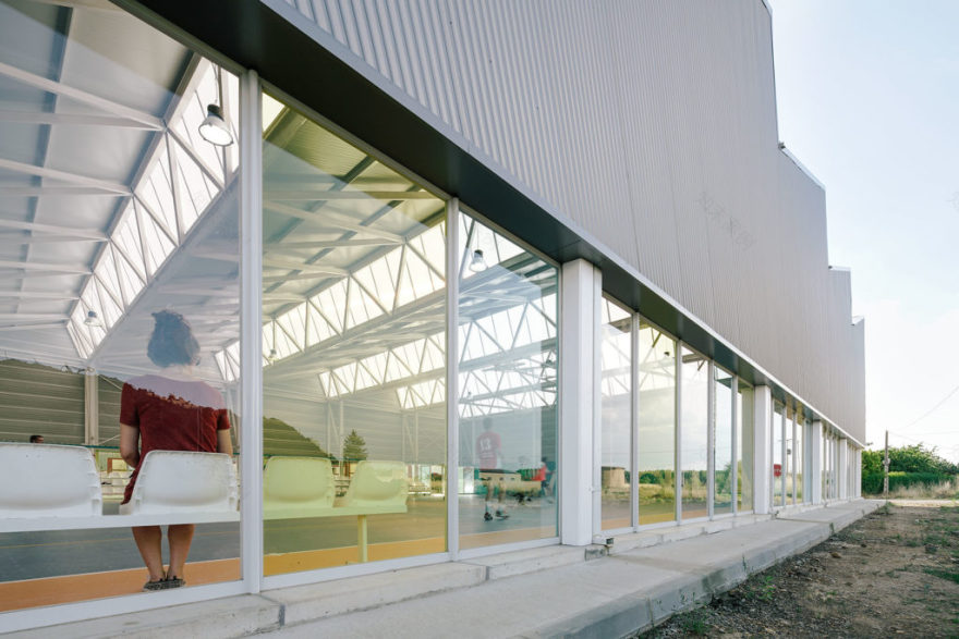 乡间悬浮的运动中心-6