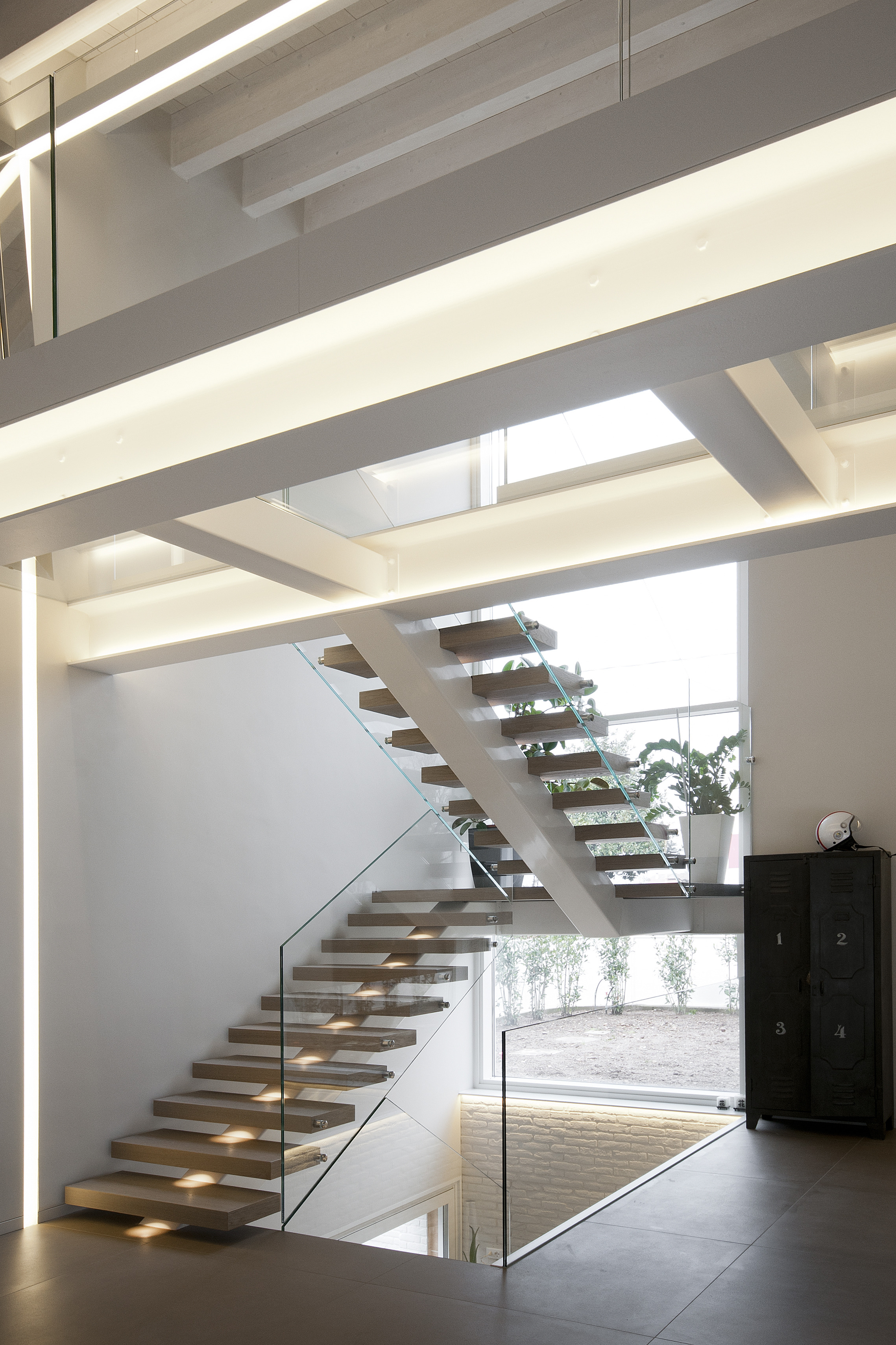 玻璃吊桥与阶梯的完美融合-1