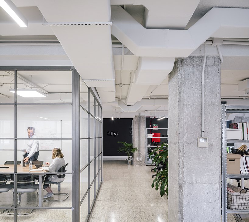 MARIANO用鲜艳的颜色修复了一座马德里现有的办公楼-4