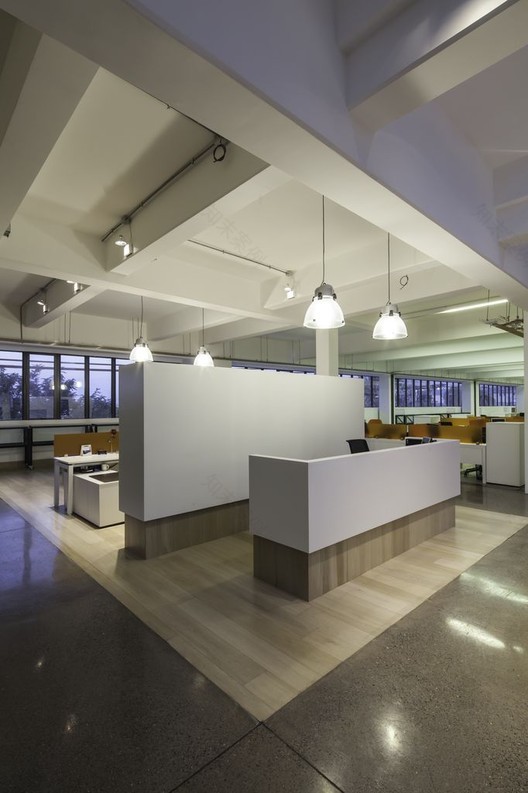 释放建筑潜能,打造高效现代办公空间-14