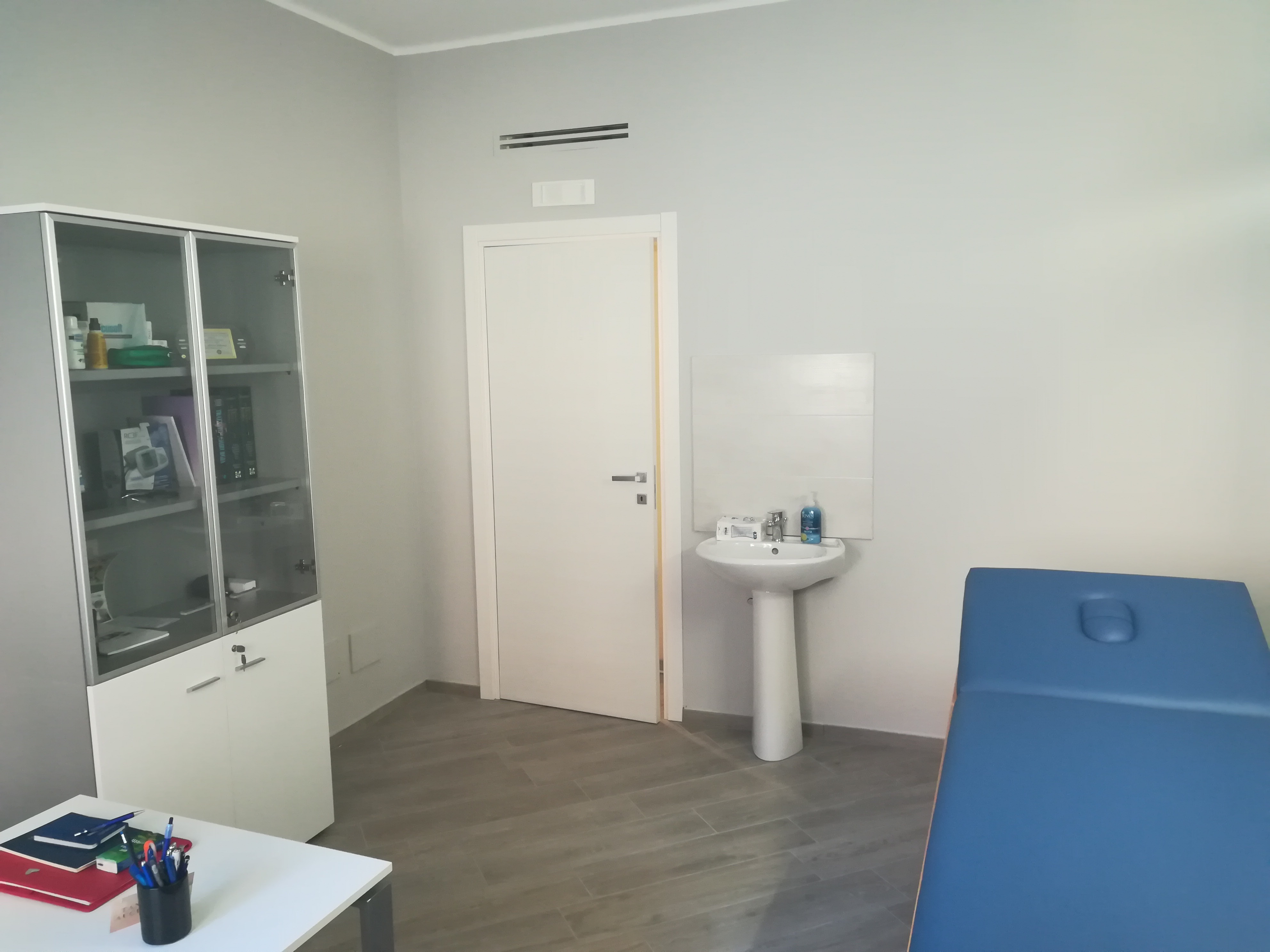 运动医学诊所 | 优雅的灰色与温暖的原木-8