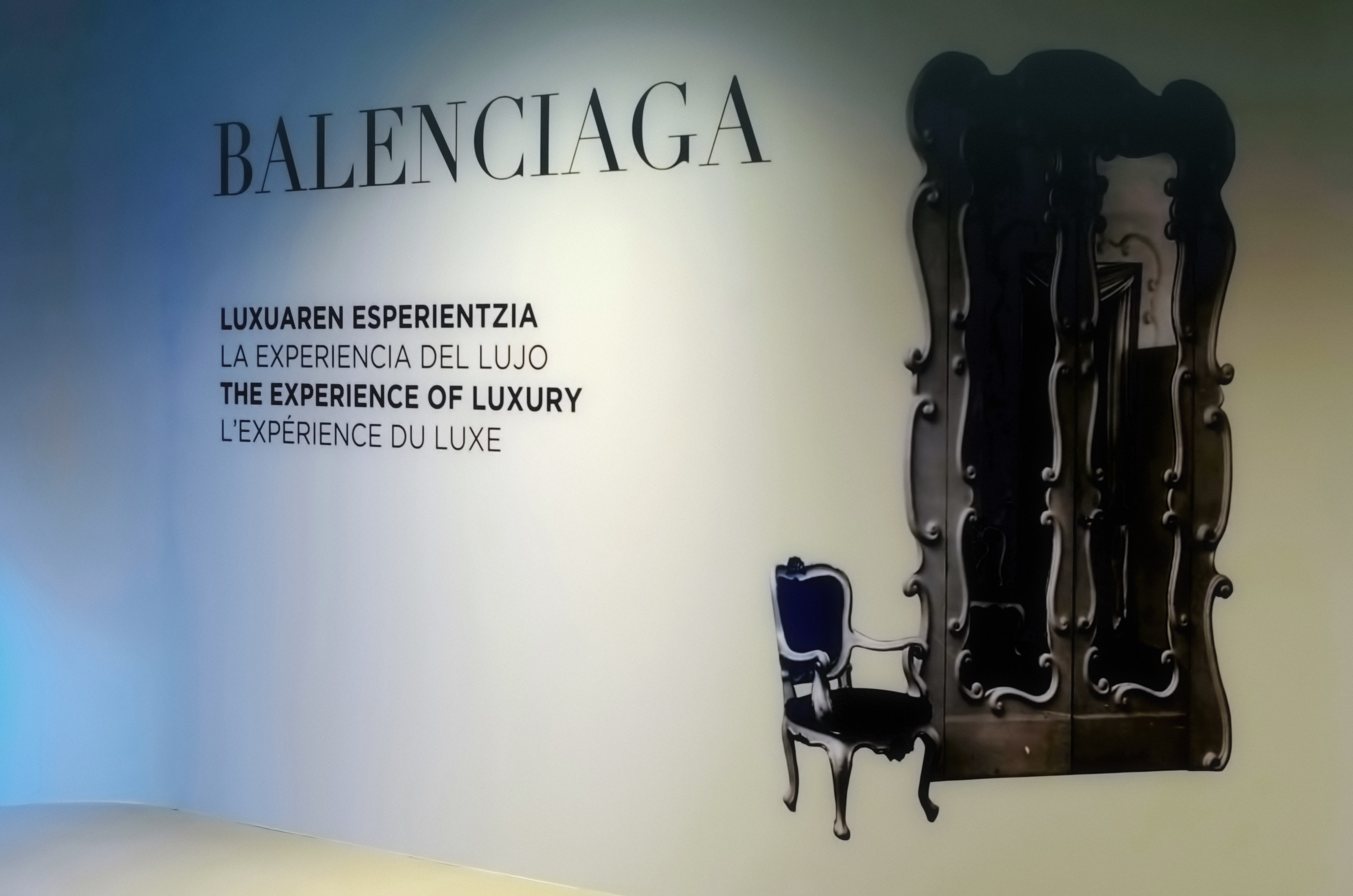 Balenciaga 奢华体验展 · 穿越时空的时尚之旅-19