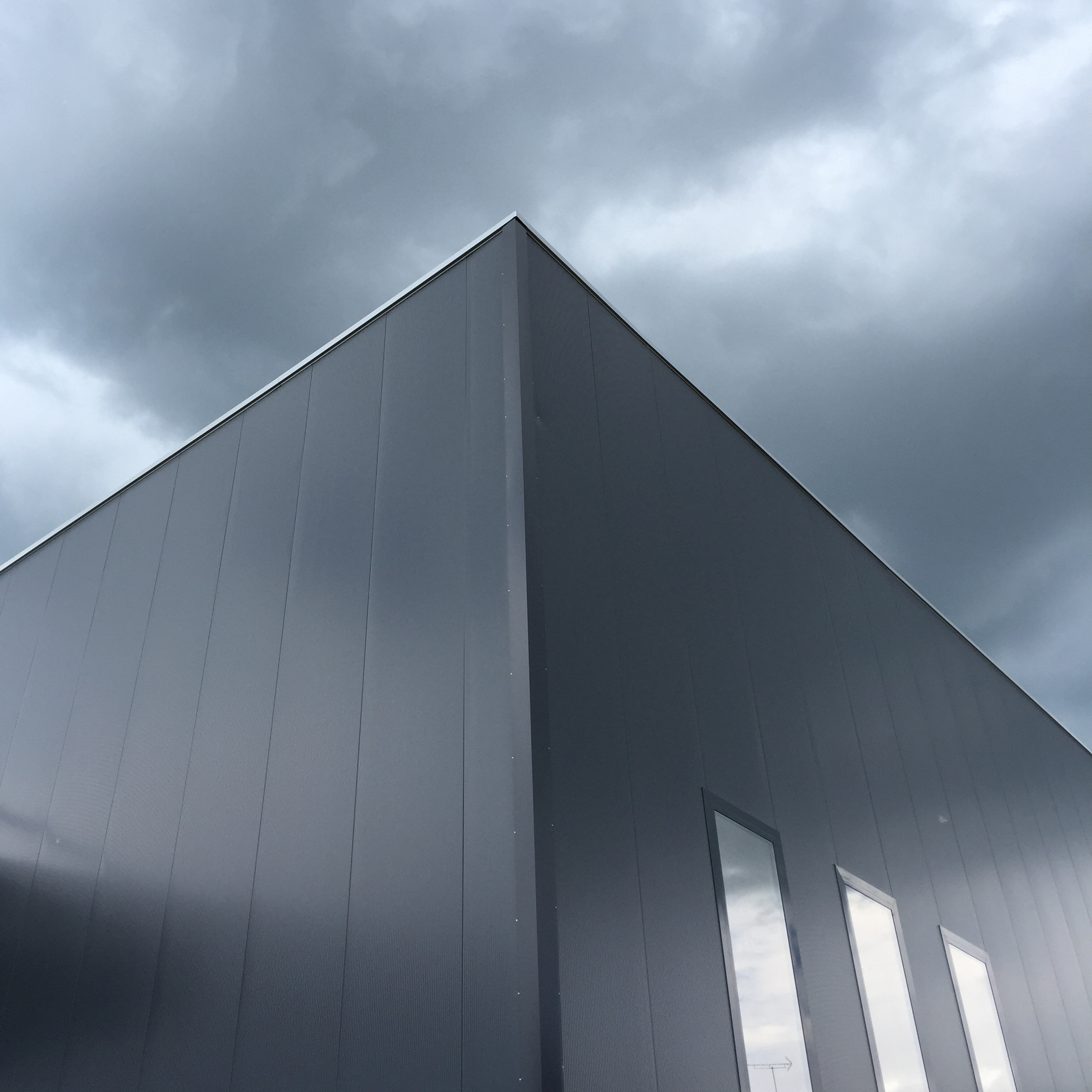 意式工厂变身透明地标,绿色办公新概念-14