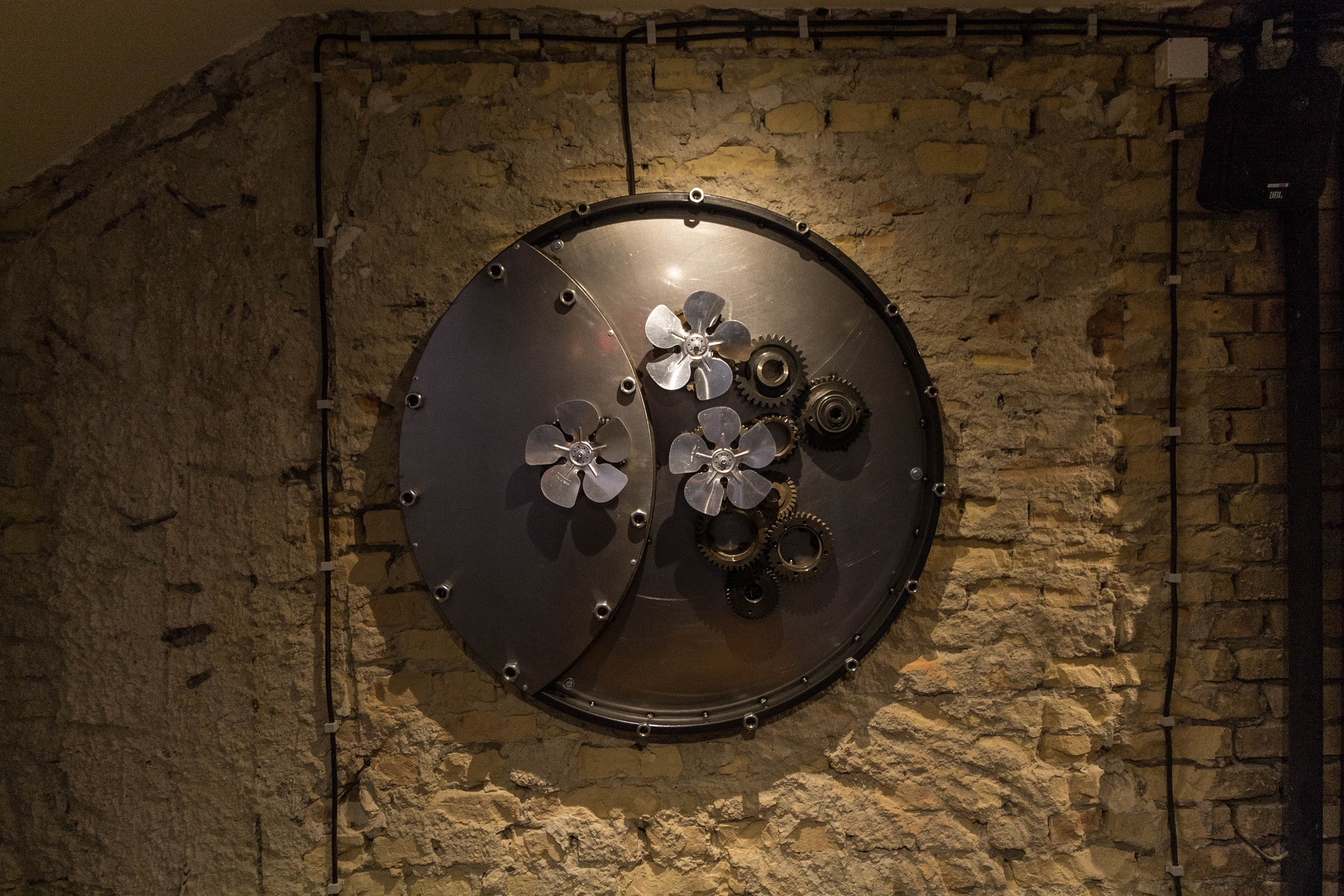 独特工业风,1200 米管道打造的极致酒吧空间-19